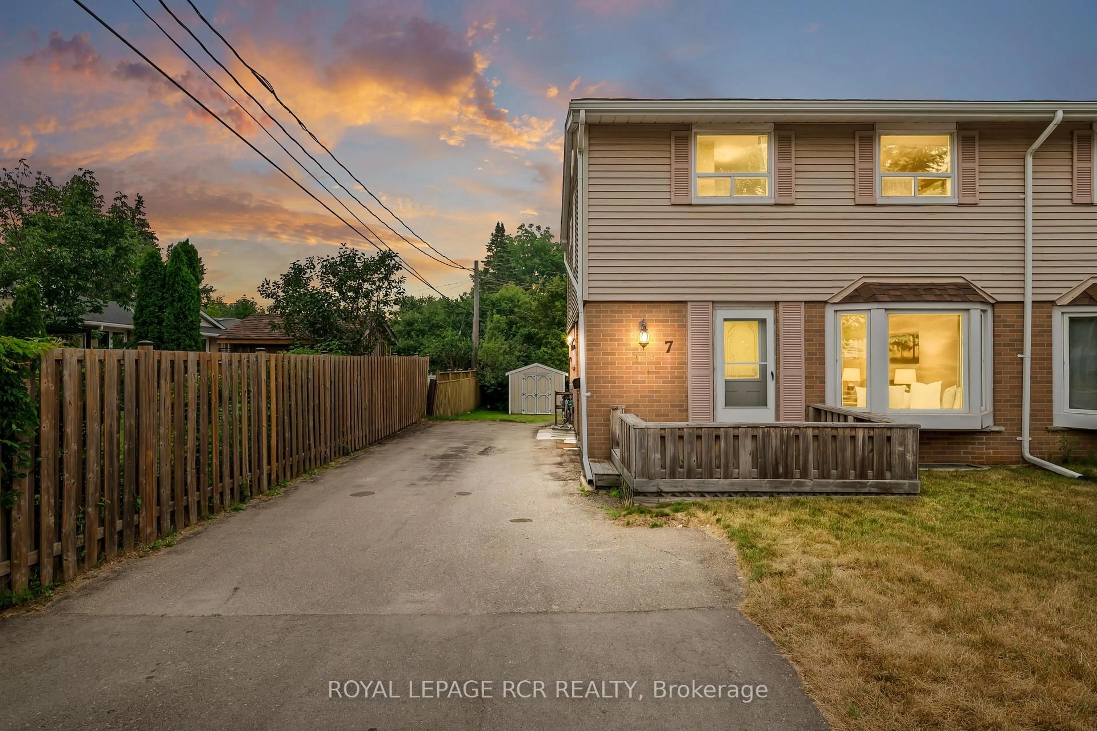 A pic from outside/outdoor area/front of a property/back of a property/a pic from drone, street for 7 Cardwell St, Orangeville Ontario L9W 2V5