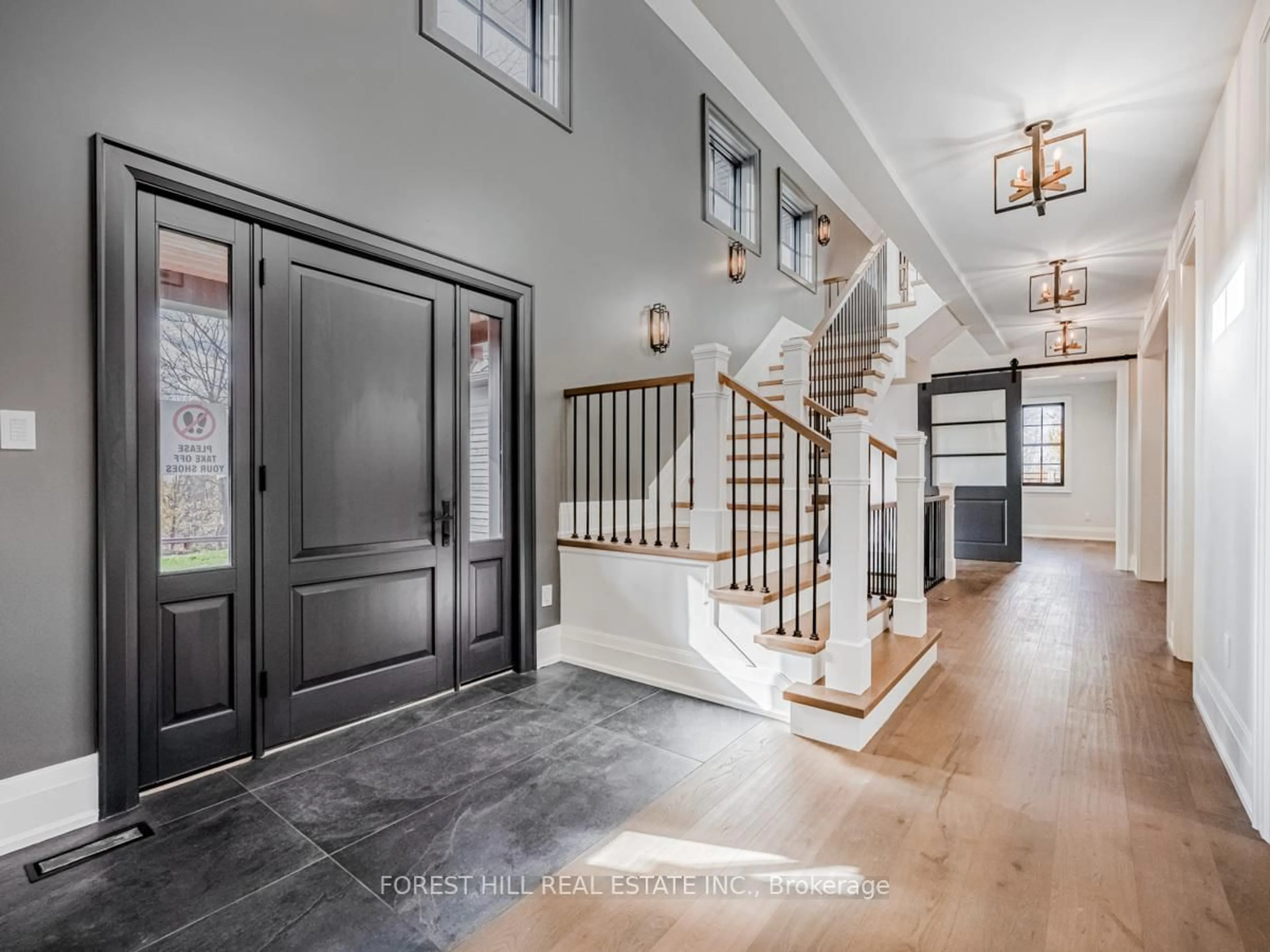 Indoor entryway for 7089 Second Line, Mississauga Ontario L5W 1A1