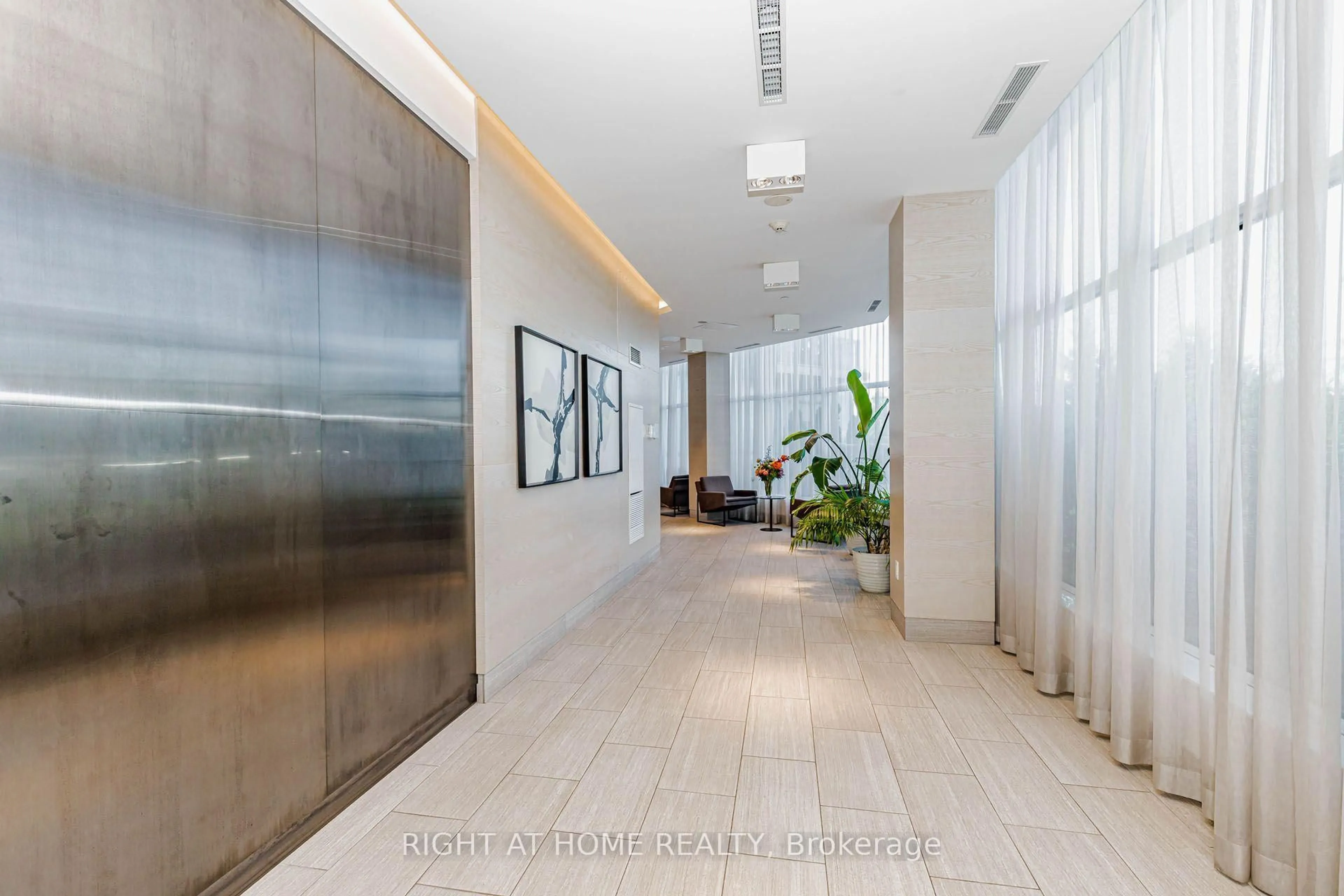 Indoor foyer for 4633 Glen Erin Dr #PH03, Mississauga Ontario L5M 0Z7