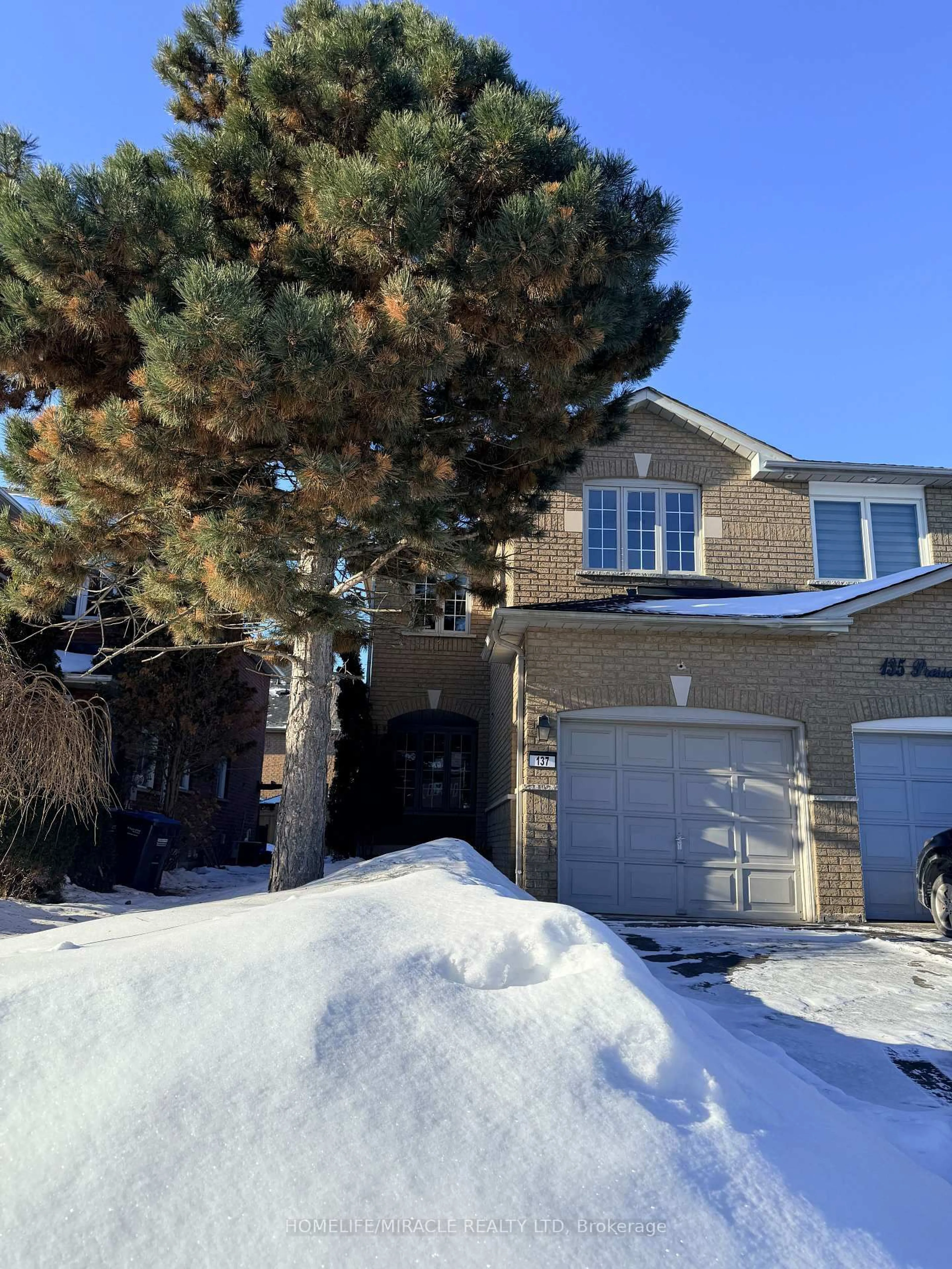 A pic from outside/outdoor area/front of a property/back of a property/a pic from drone, street for 137 Pressed Brick Dr, Brampton Ontario L6V 4K5