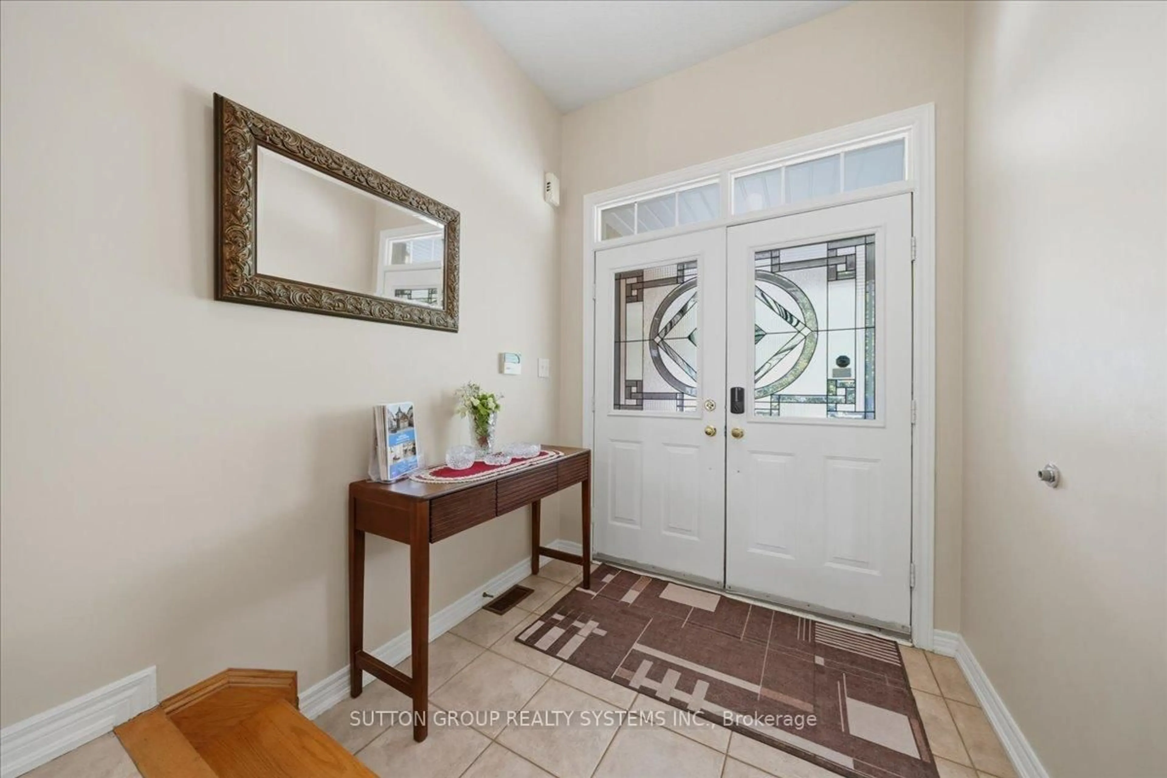 Indoor entryway for 1382 Avon Dr, Mississauga Ontario L5N 7Z3