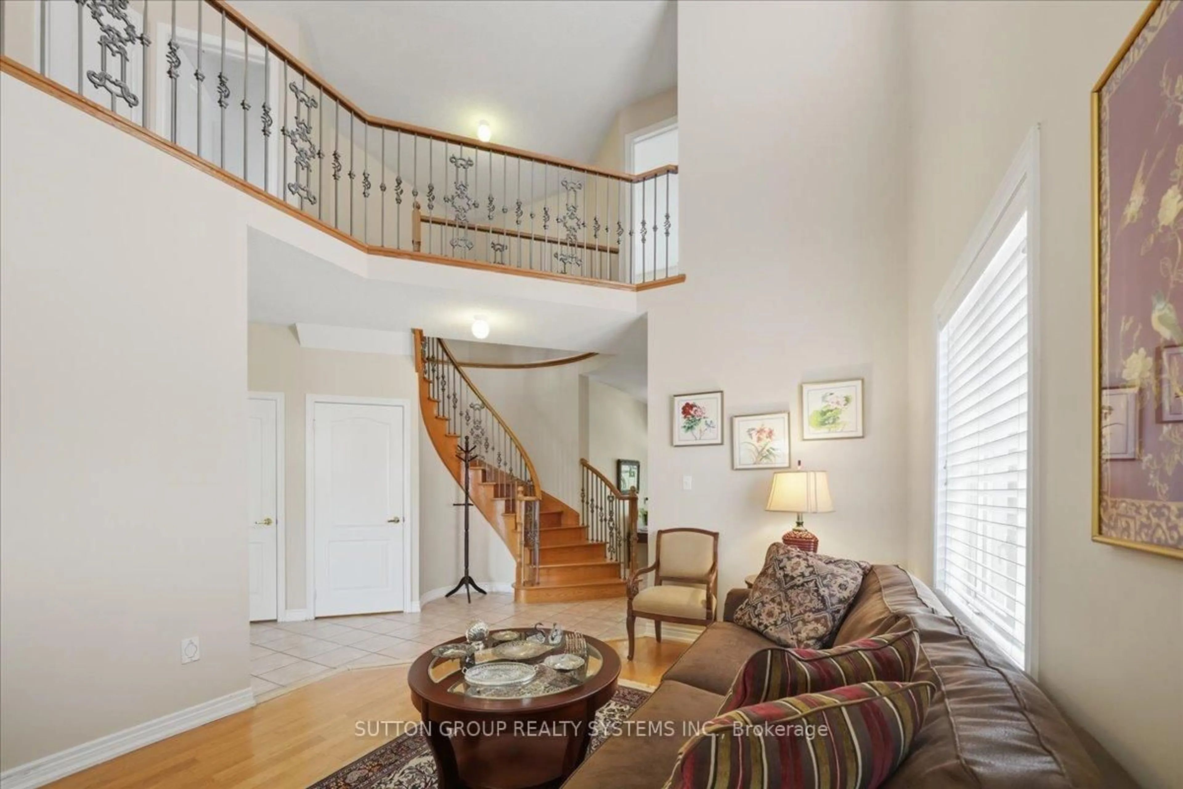 Indoor foyer for 1382 Avon Dr, Mississauga Ontario L5N 7Z3