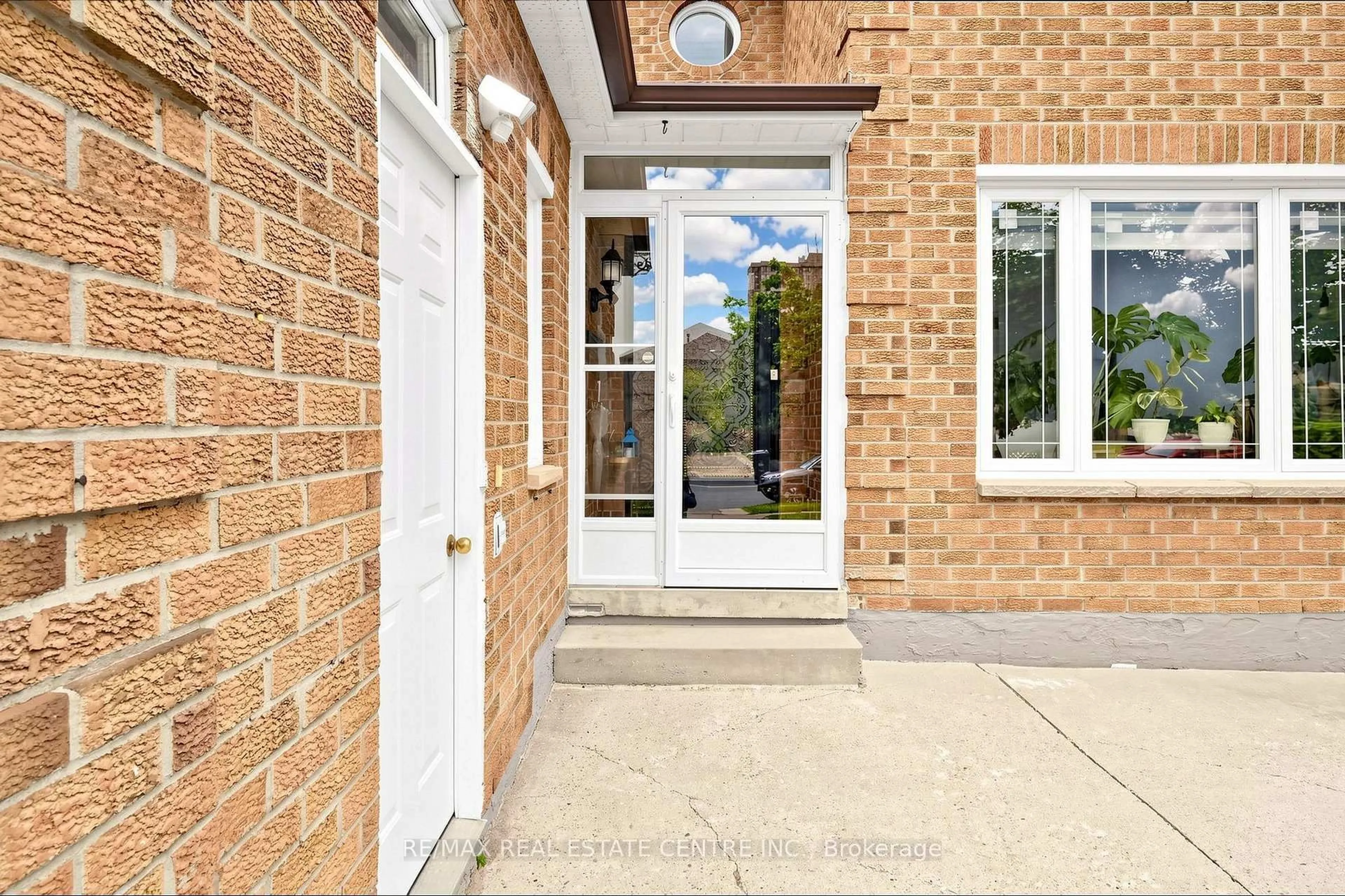 Unknown for 33 Blackmere Circ, Brampton Ontario L6W 4B6