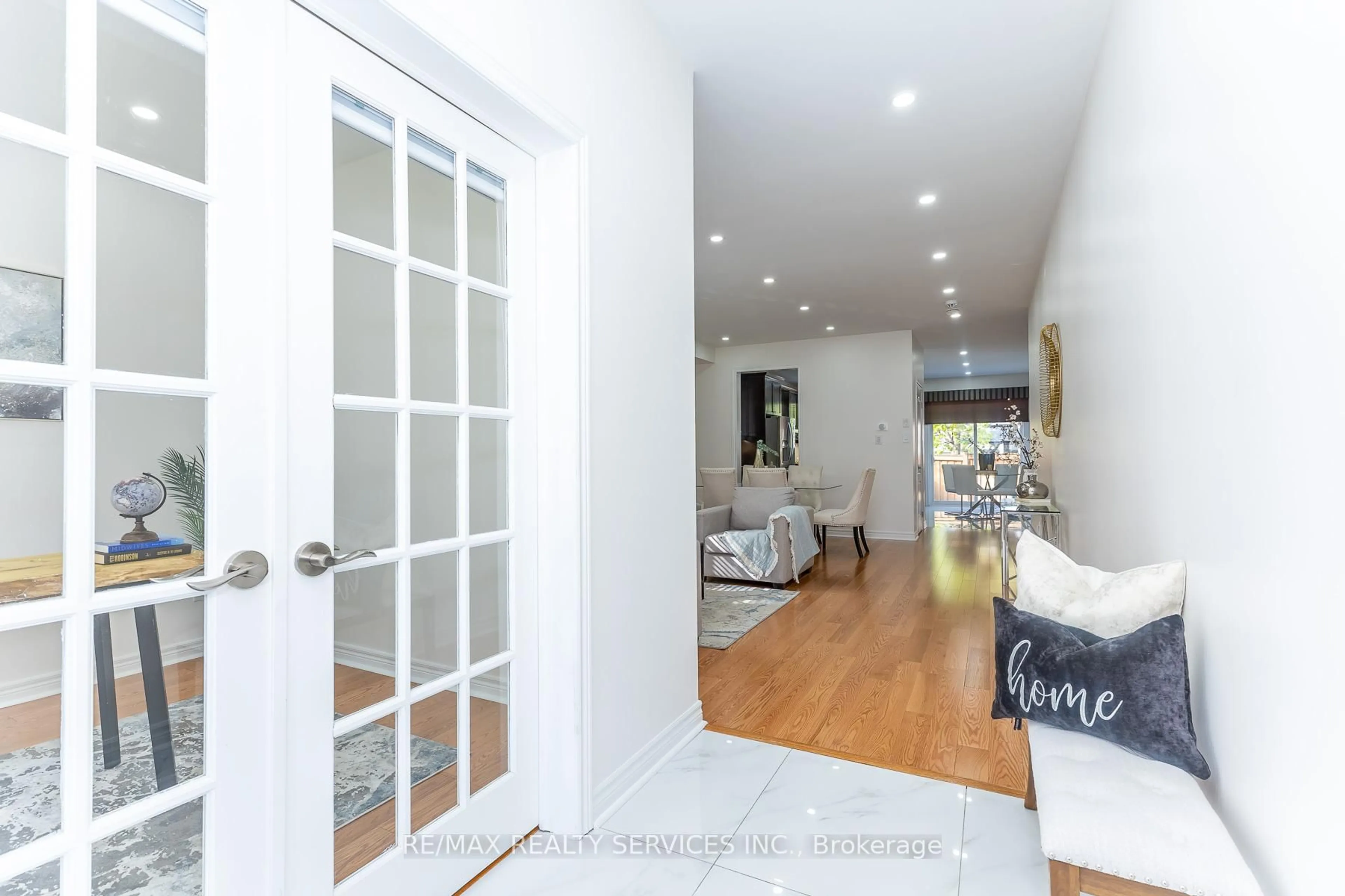 Indoor entryway for 22 Berryfield Way, Brampton Ontario L6R 0Y2