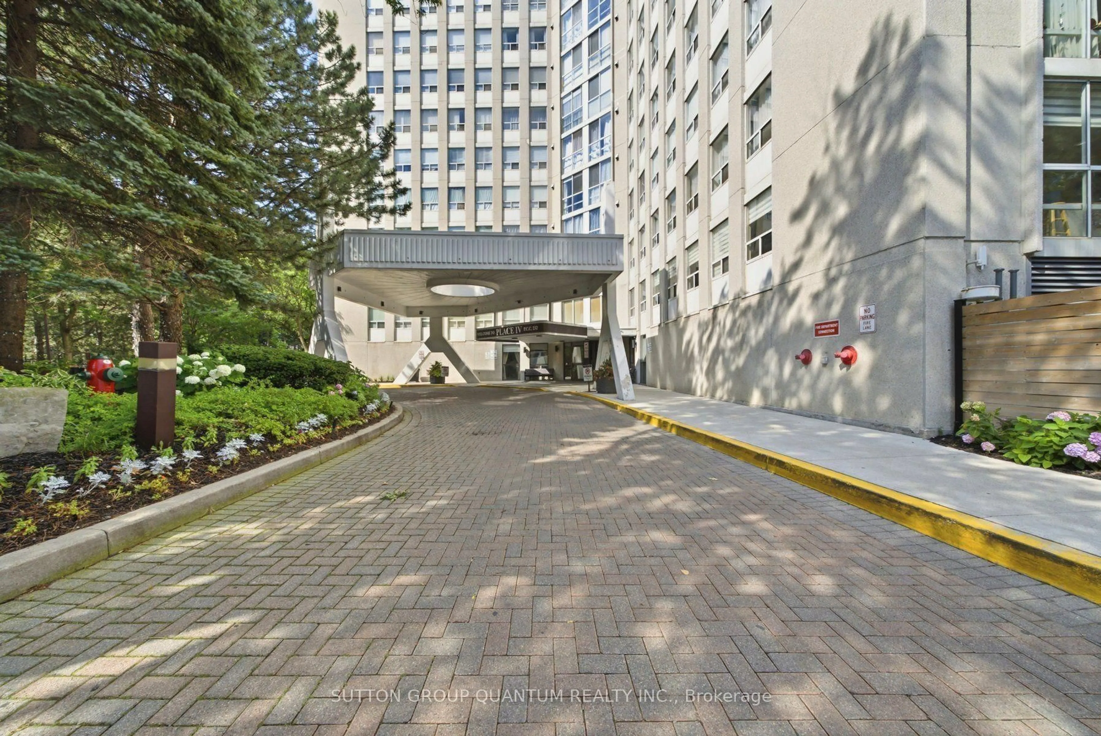 Indoor foyer for 3650 Kaneff Cres #304, Mississauga Ontario L5A 4A1