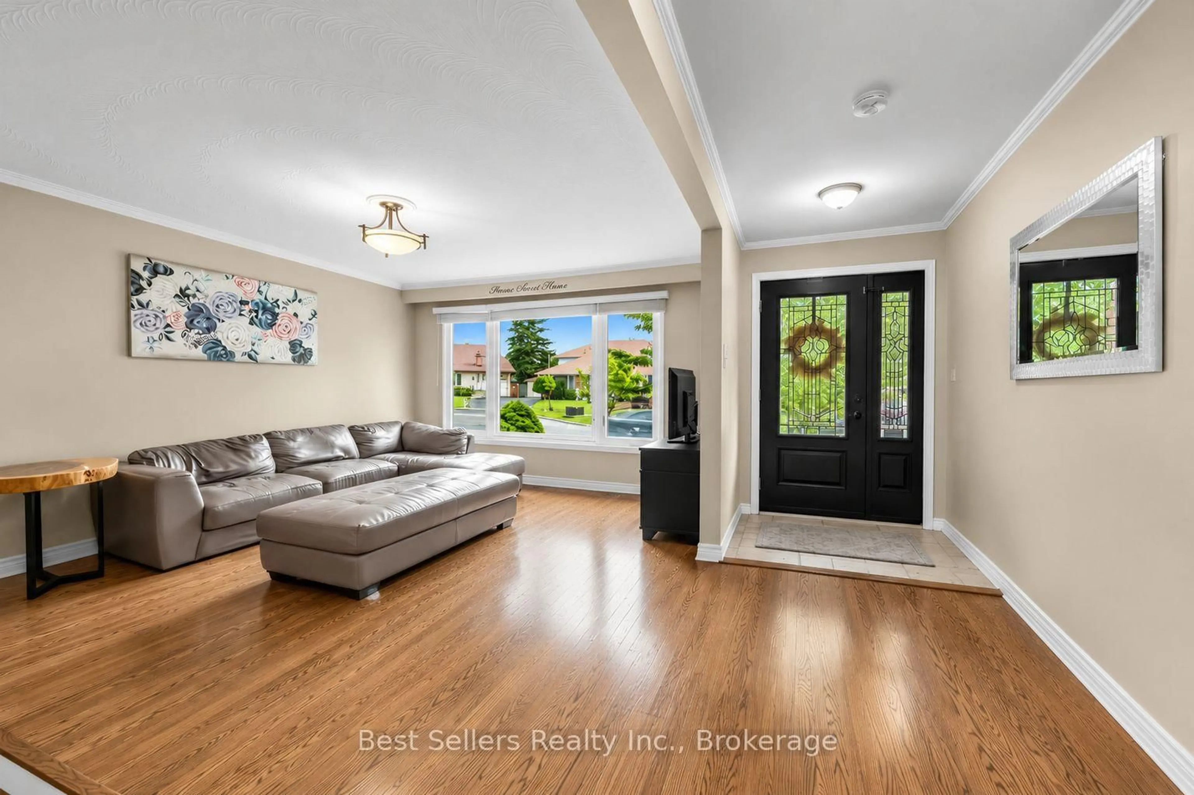 Living room with furniture, unknown for 3272 Marlene Crt, Mississauga Ontario L4X 2N5