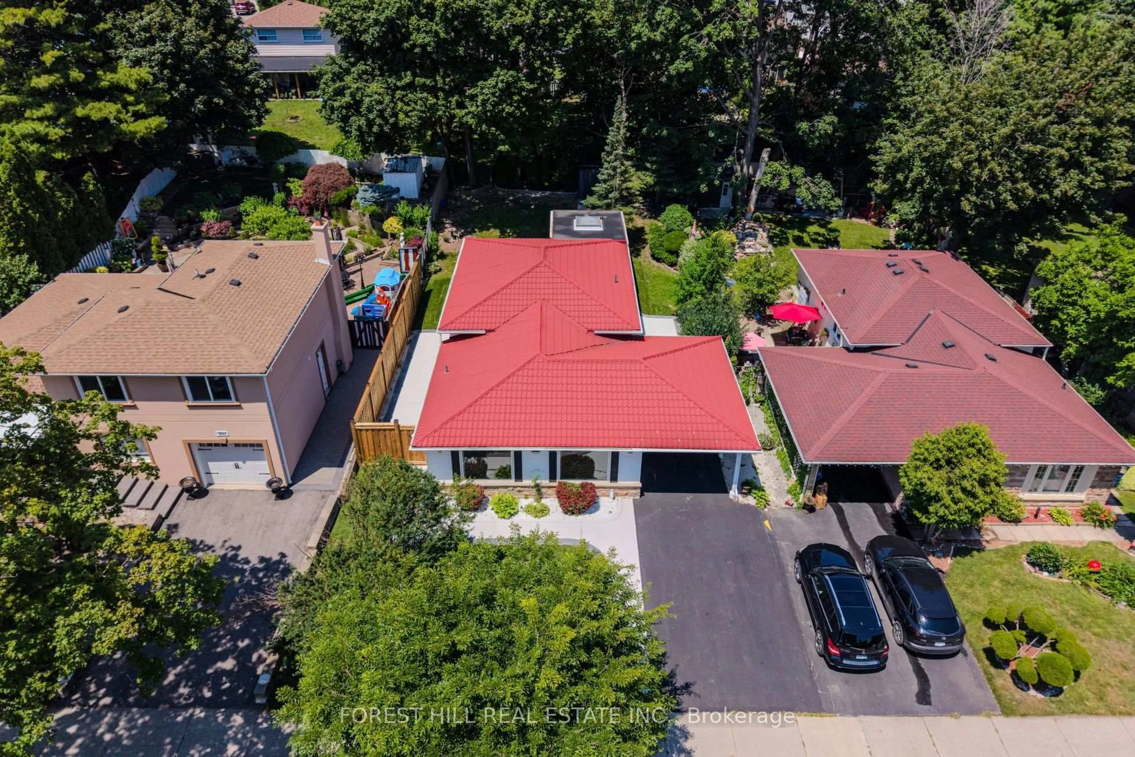 A pic from outside/outdoor area/front of a property/back of a property/a pic from drone, street for 3656 Haven Glen, Mississauga Ontario L4X 1X8