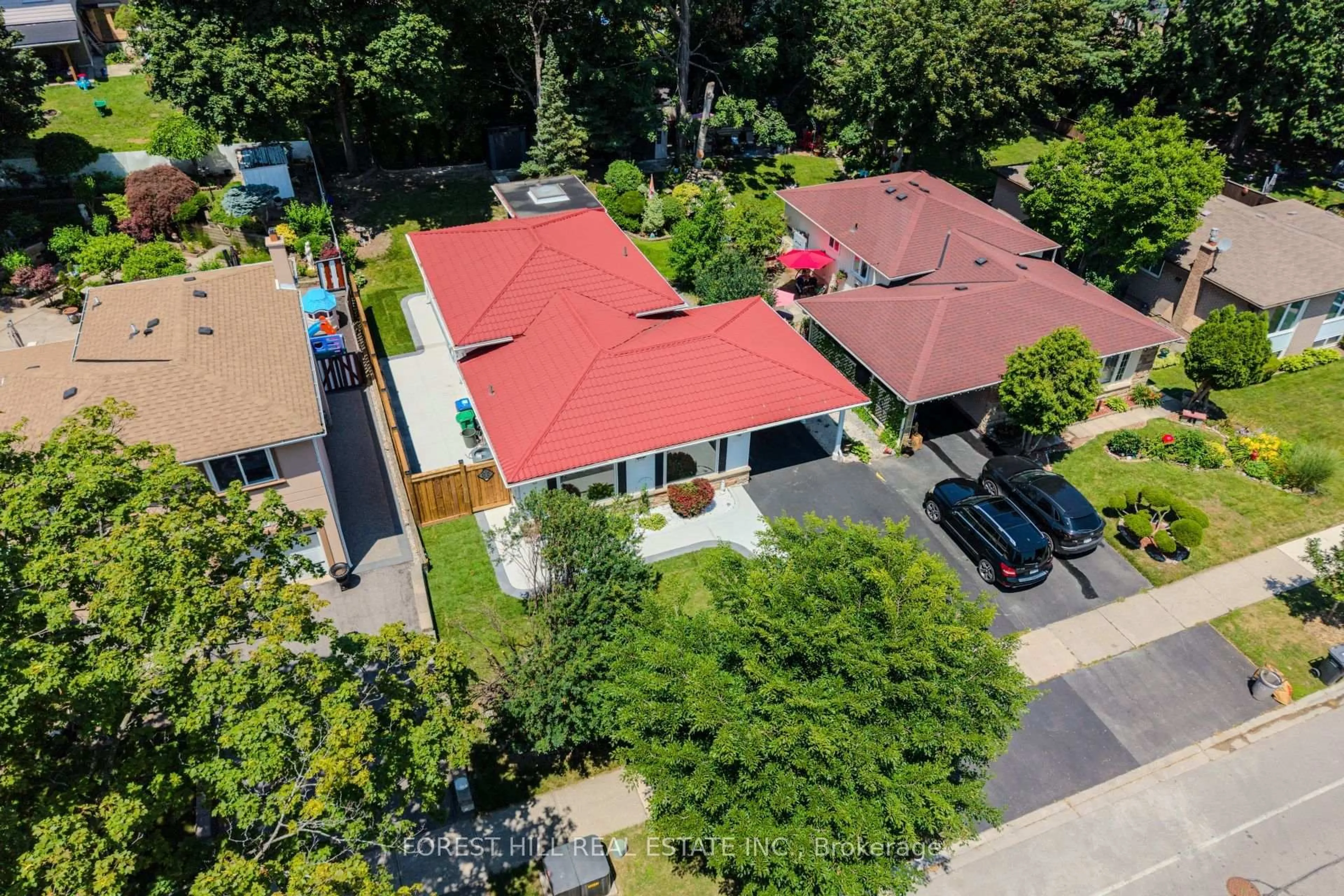 A pic from outside/outdoor area/front of a property/back of a property/a pic from drone, street for 3656 Haven Glen, Mississauga Ontario L4X 1X8