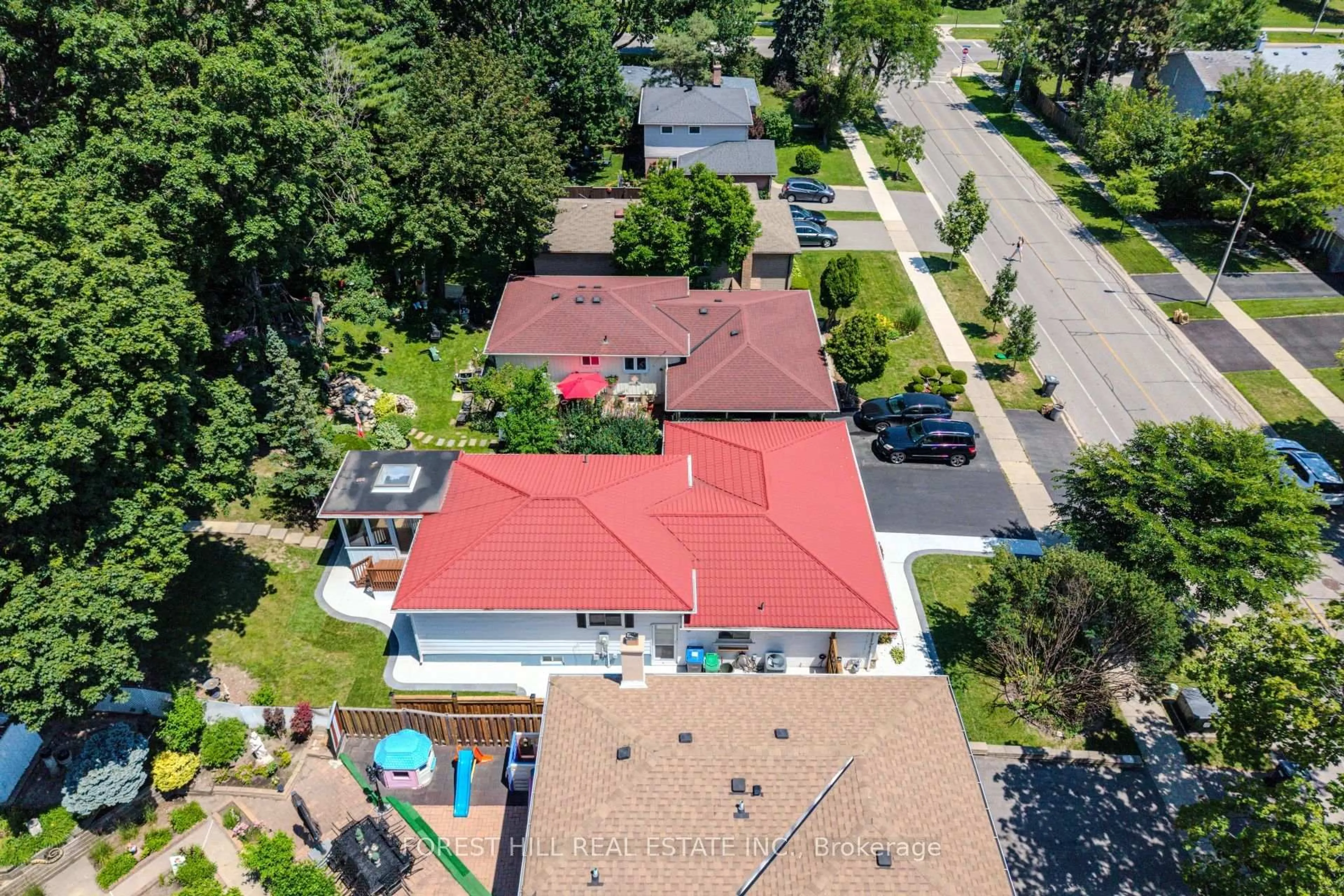 A pic from outside/outdoor area/front of a property/back of a property/a pic from drone, street for 3656 Haven Glen, Mississauga Ontario L4X 1X8