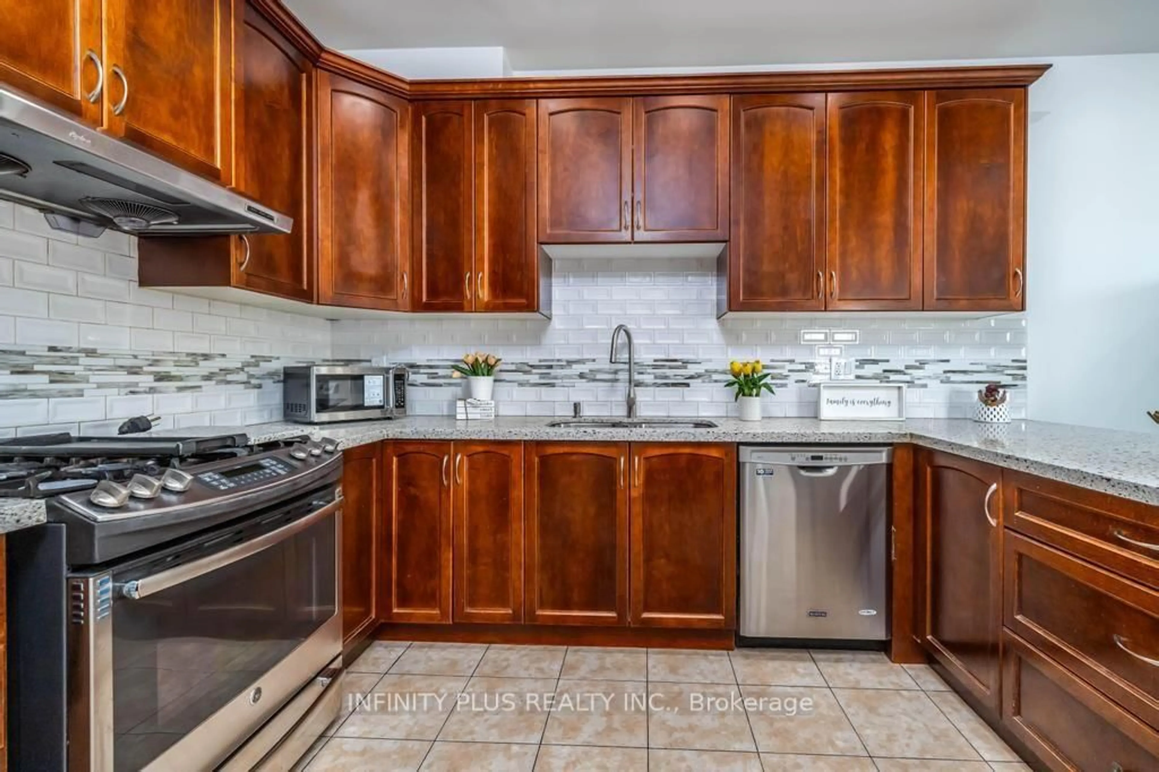 Standard kitchen, ceramic/tile floor for 1 Ebury Dr, Brampton Ontario L6X 0Z3