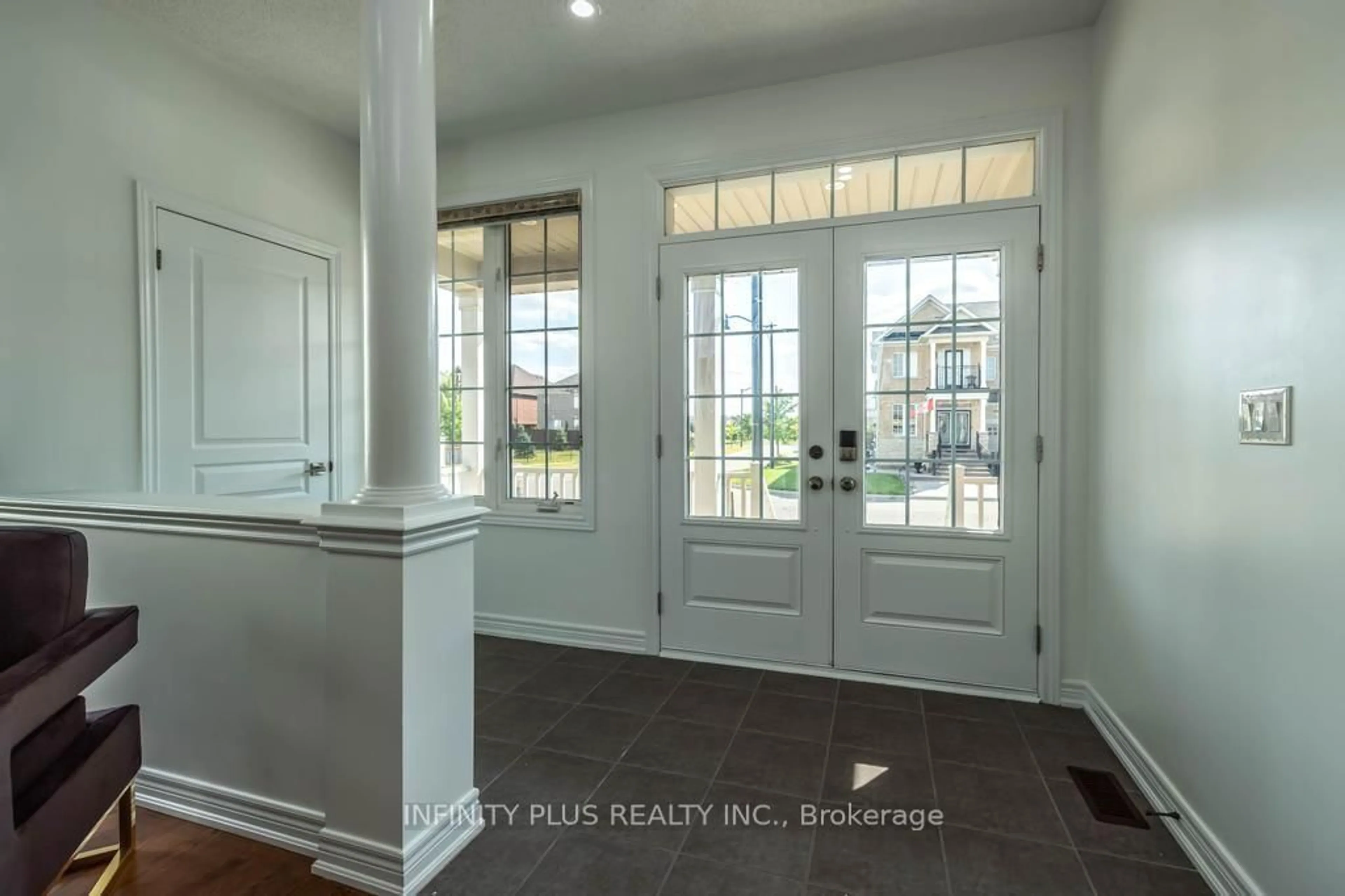 Indoor entryway for 1 Ebury Dr, Brampton Ontario L6X 0Z3