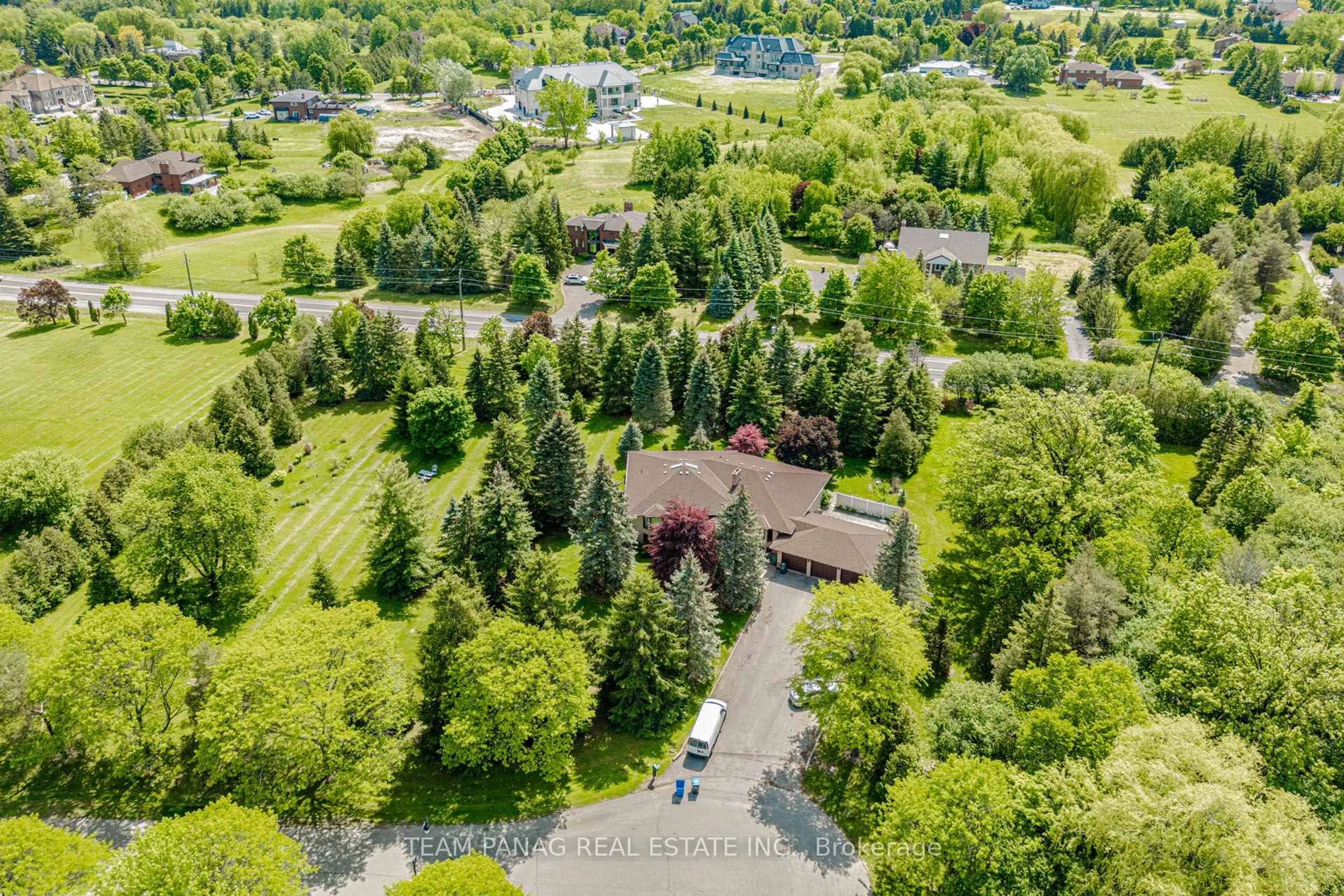 A pic from outside/outdoor area/front of a property/back of a property/a pic from drone, unknown for 6 Forestbrook Crt, Brampton Ontario L6P 0P1