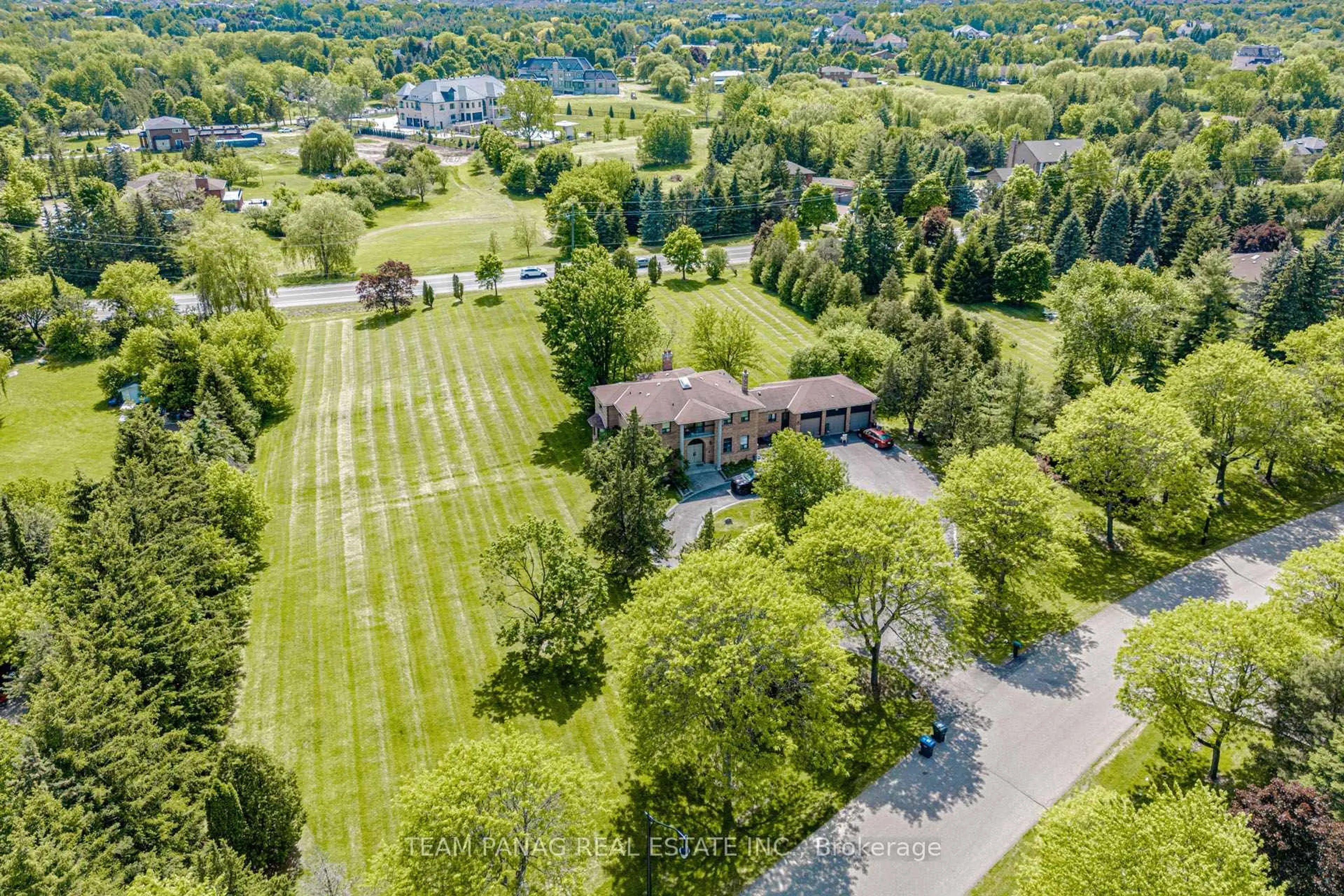 A pic from outside/outdoor area/front of a property/back of a property/a pic from drone, unknown for 4 Forestbrook Crt, Brampton Ontario L6P 0P1