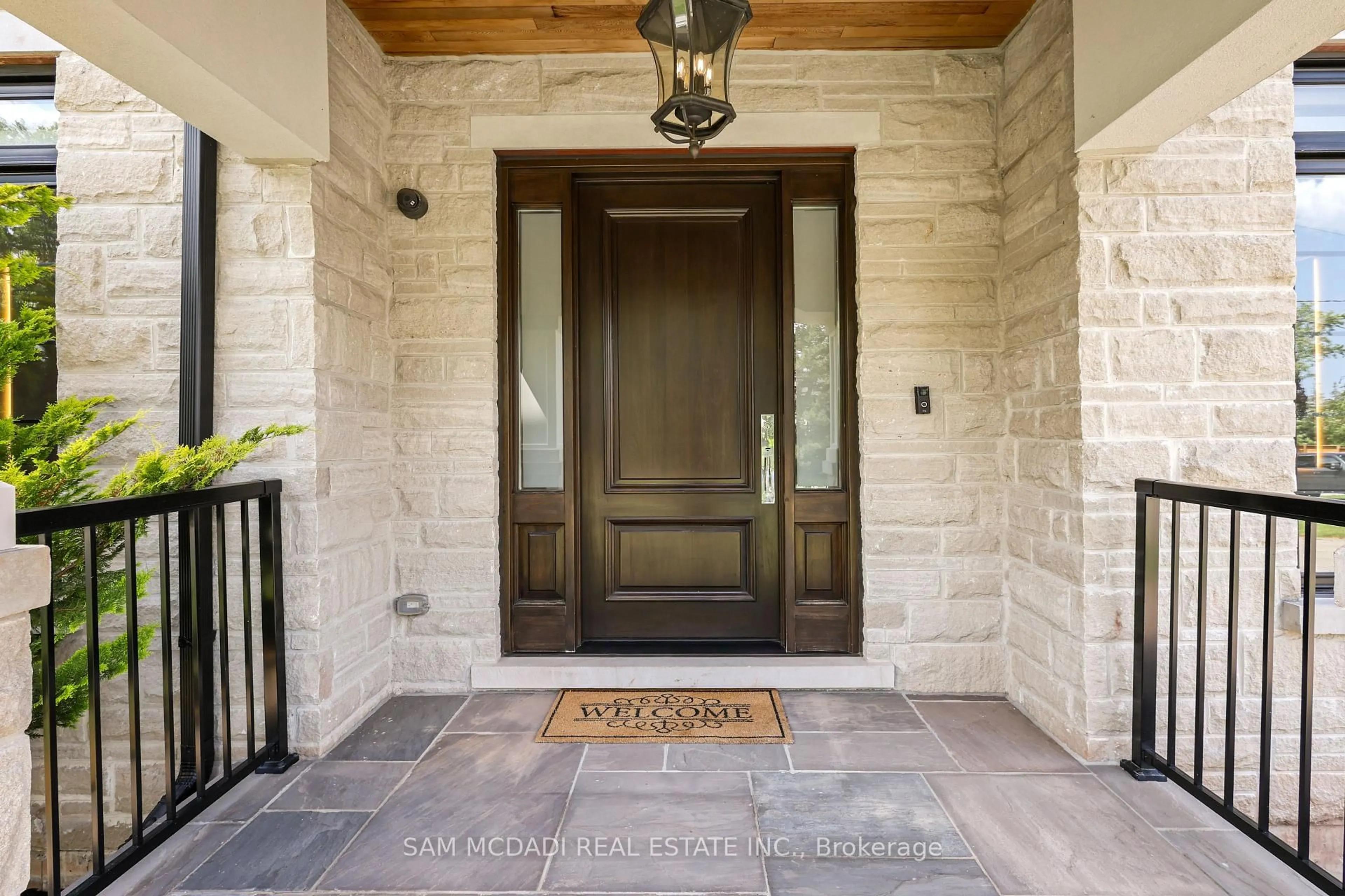 Indoor entryway for 390 Sandhurst Dr, Oakville Ontario L6L 4L3