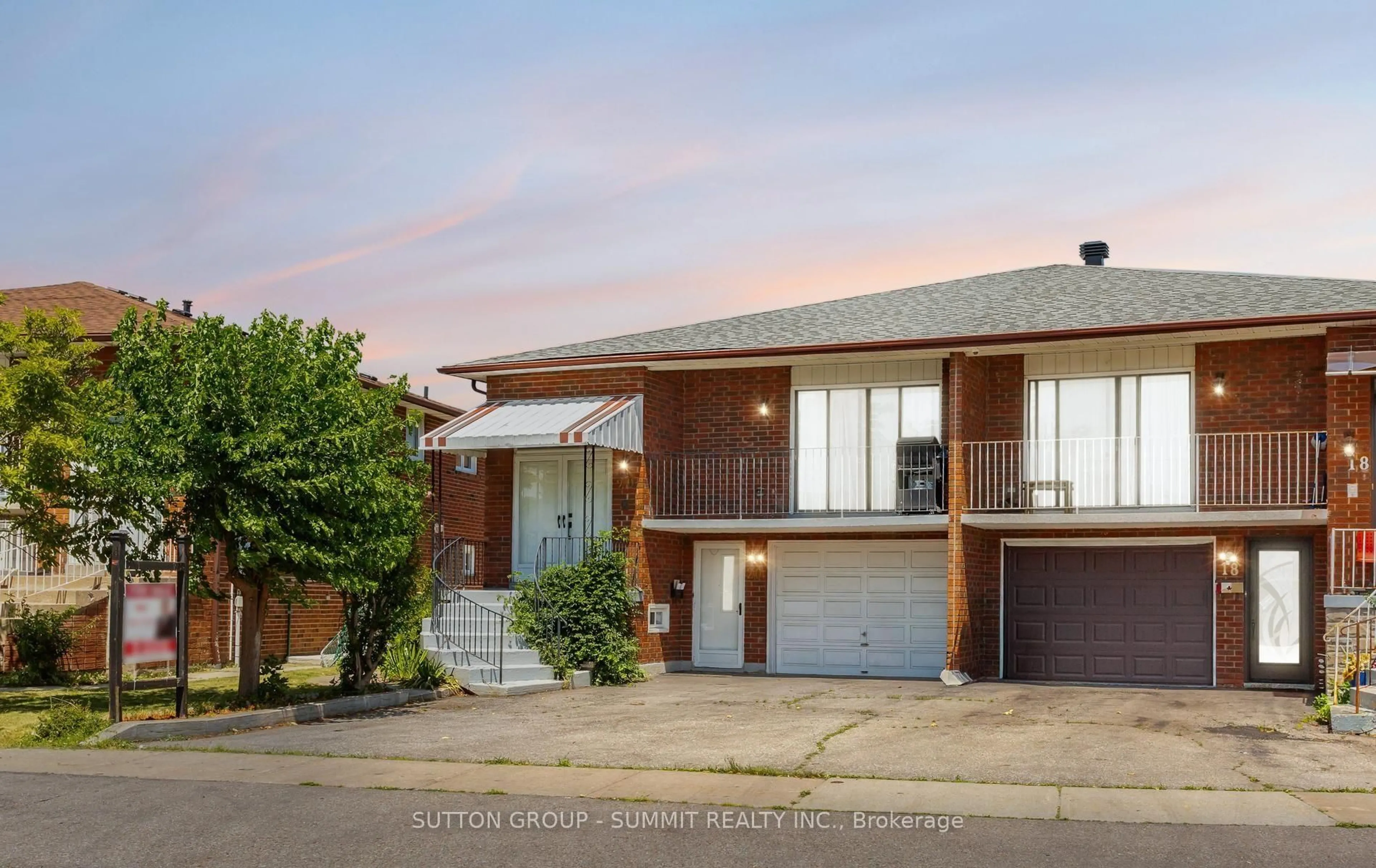 Home with vinyl exterior material, street for 20 SAWMILL Rd, Toronto Ontario M3L 2M2
