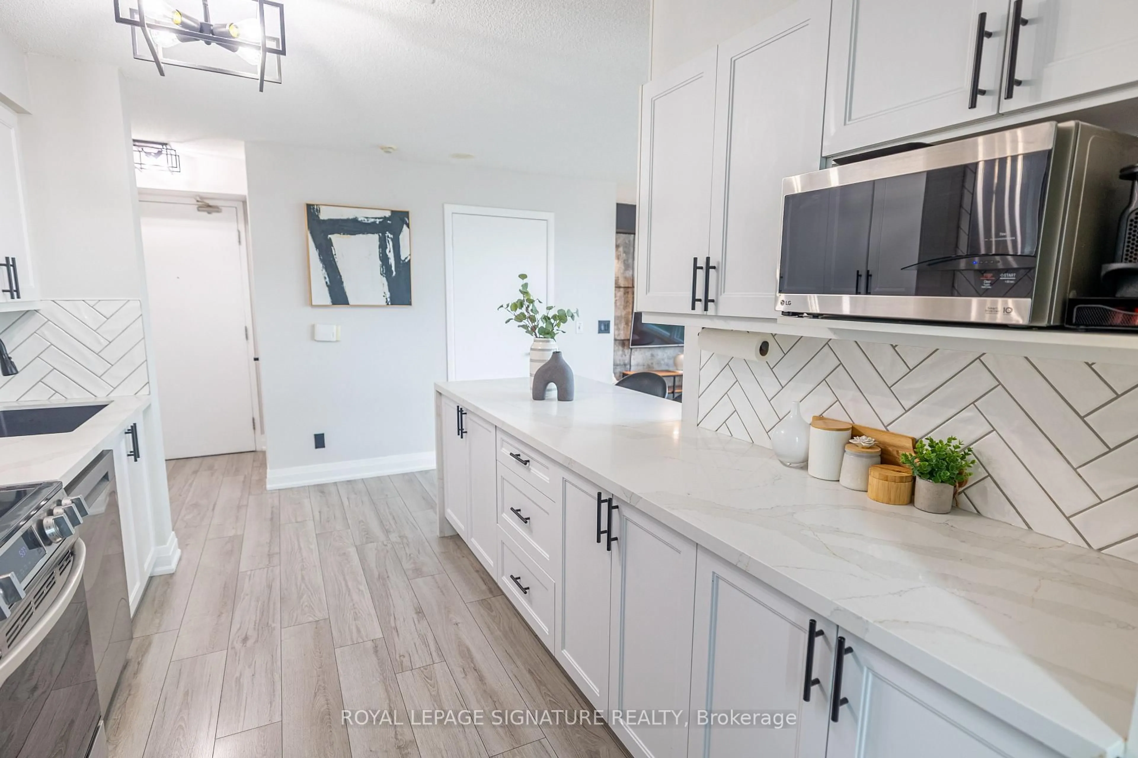 Open concept kitchen, ceramic/tile floor for 155 Legion Rd #1905, Toronto Ontario M8Y 0A7