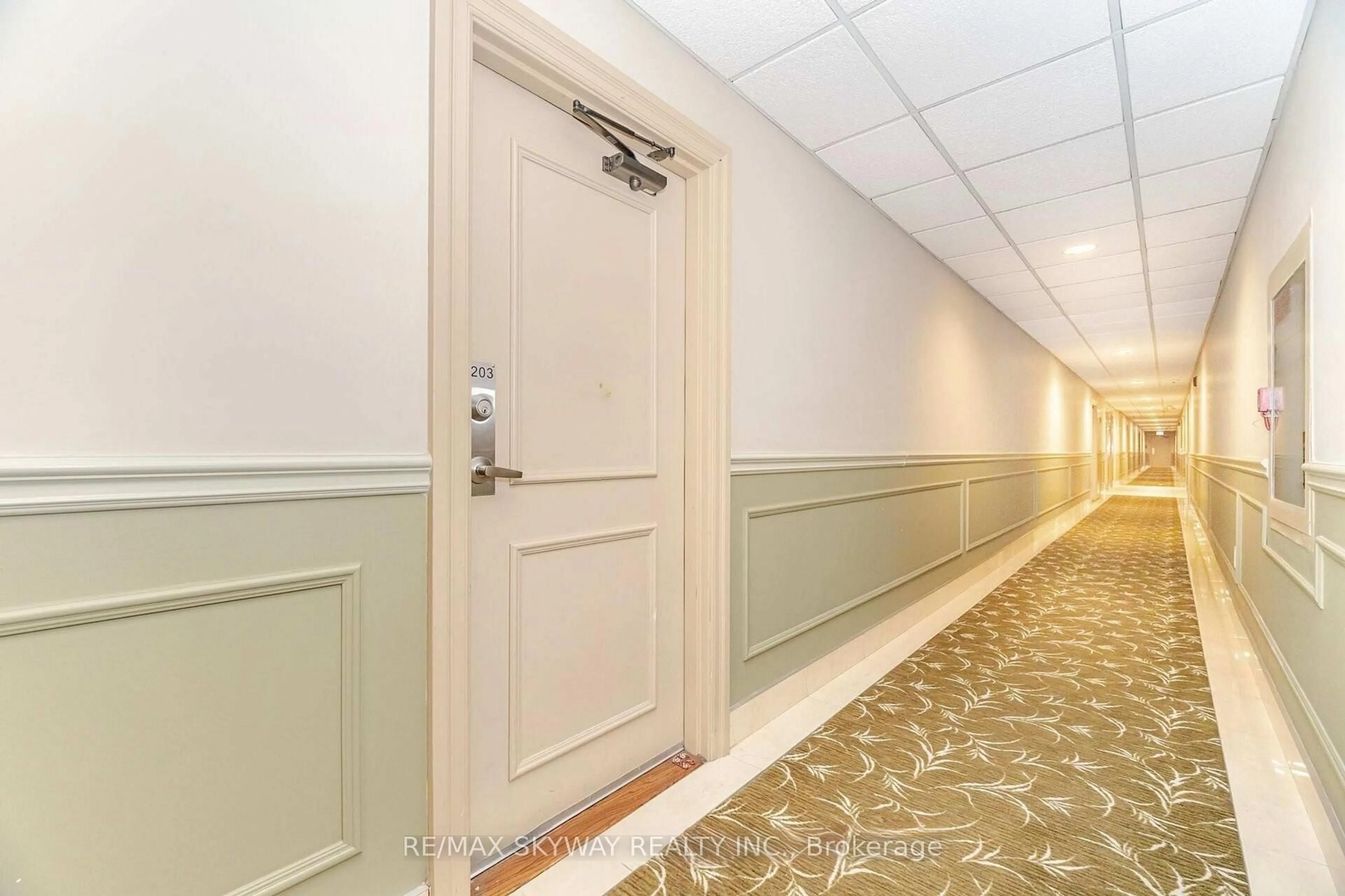 Indoor foyer for 1615 Bloor St #1203, Mississauga Ontario L4X 1S2