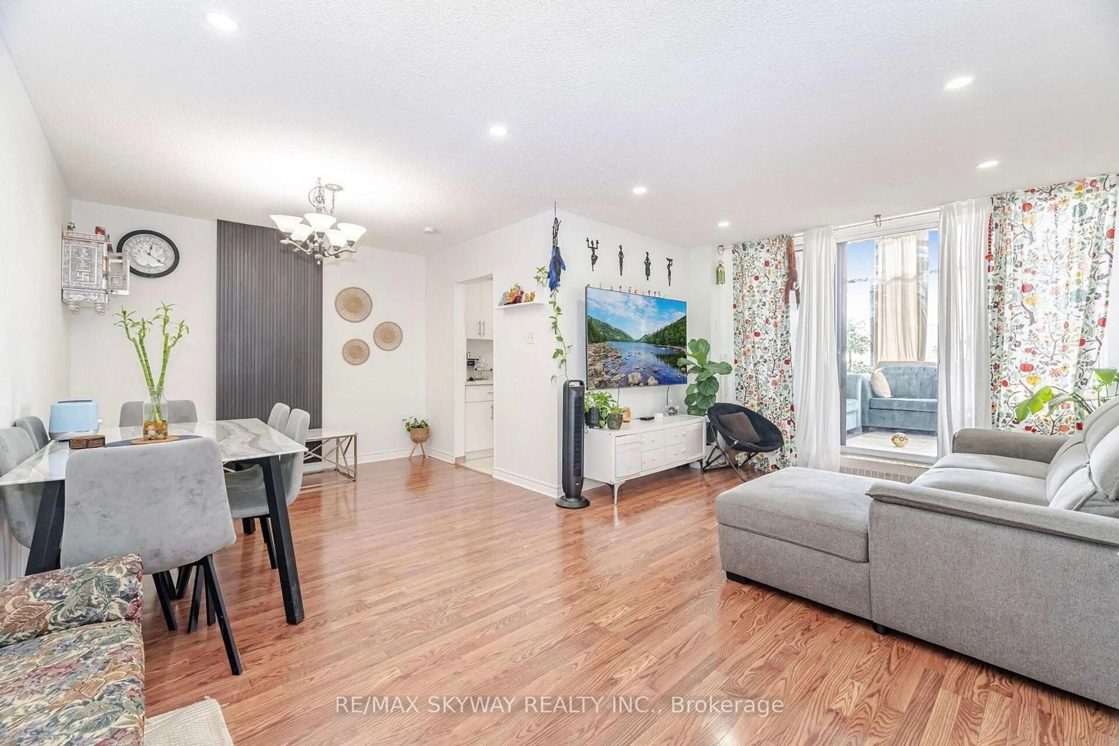 Living room with furniture, wood/laminate floor for 1615 Bloor St #1203, Mississauga Ontario L4X 1S2