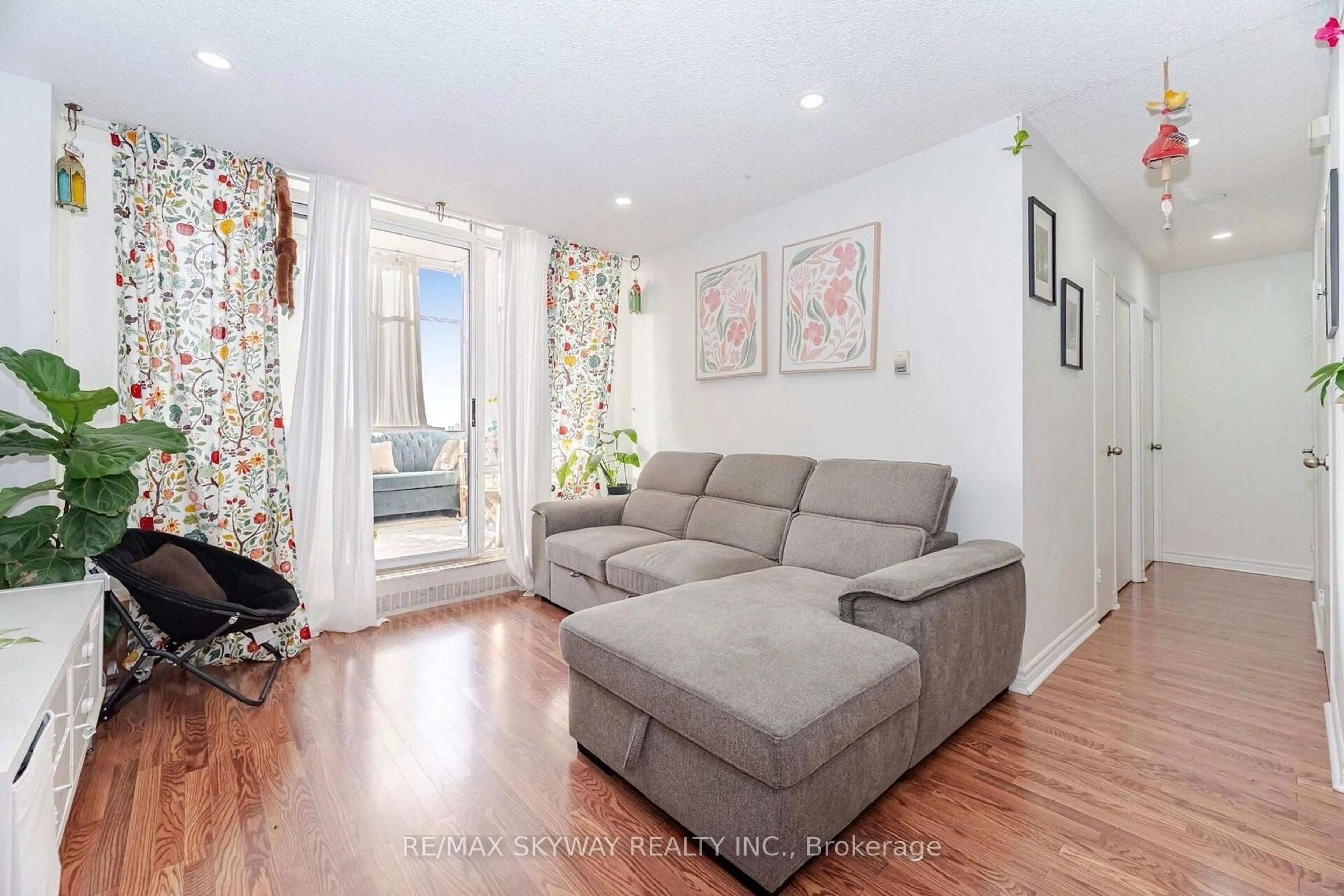 Living room with furniture, unknown for 1615 Bloor St #1203, Mississauga Ontario L4X 1S2
