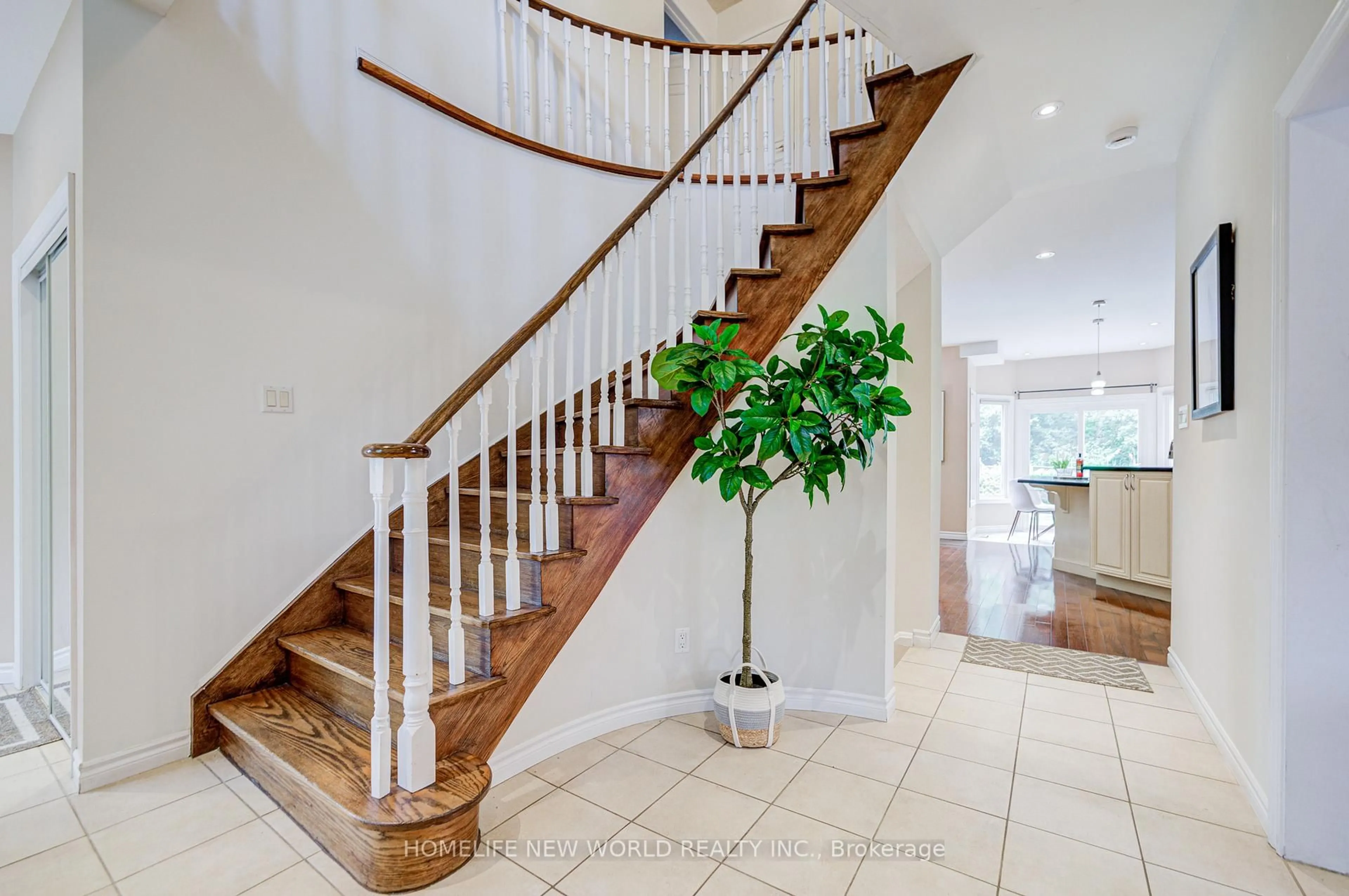 Indoor foyer for 4468 Beacon Lane, Mississauga Ontario L5C 4K9
