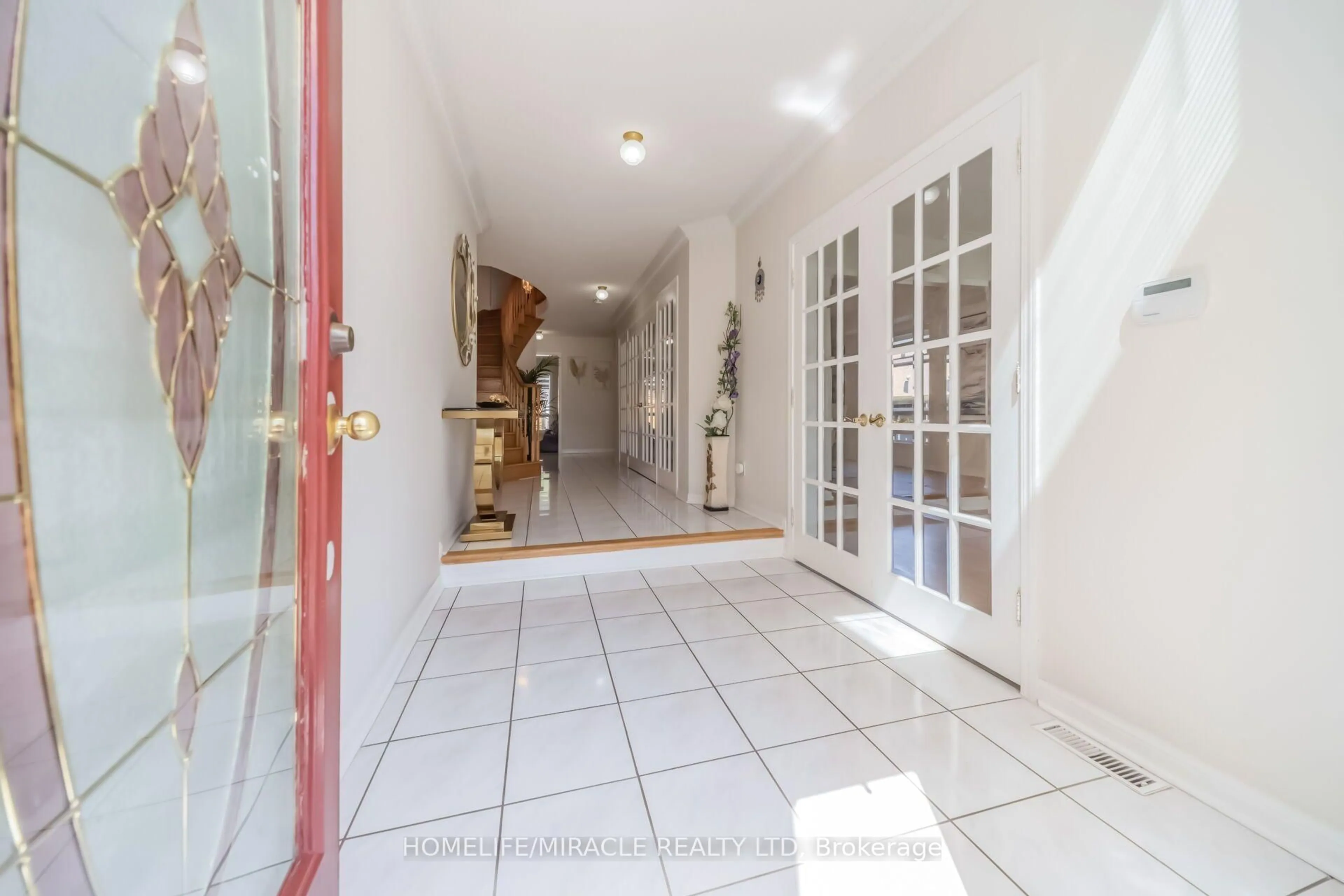 Indoor foyer for 32 Gold Tree St, Brampton Ontario L6R 1T9