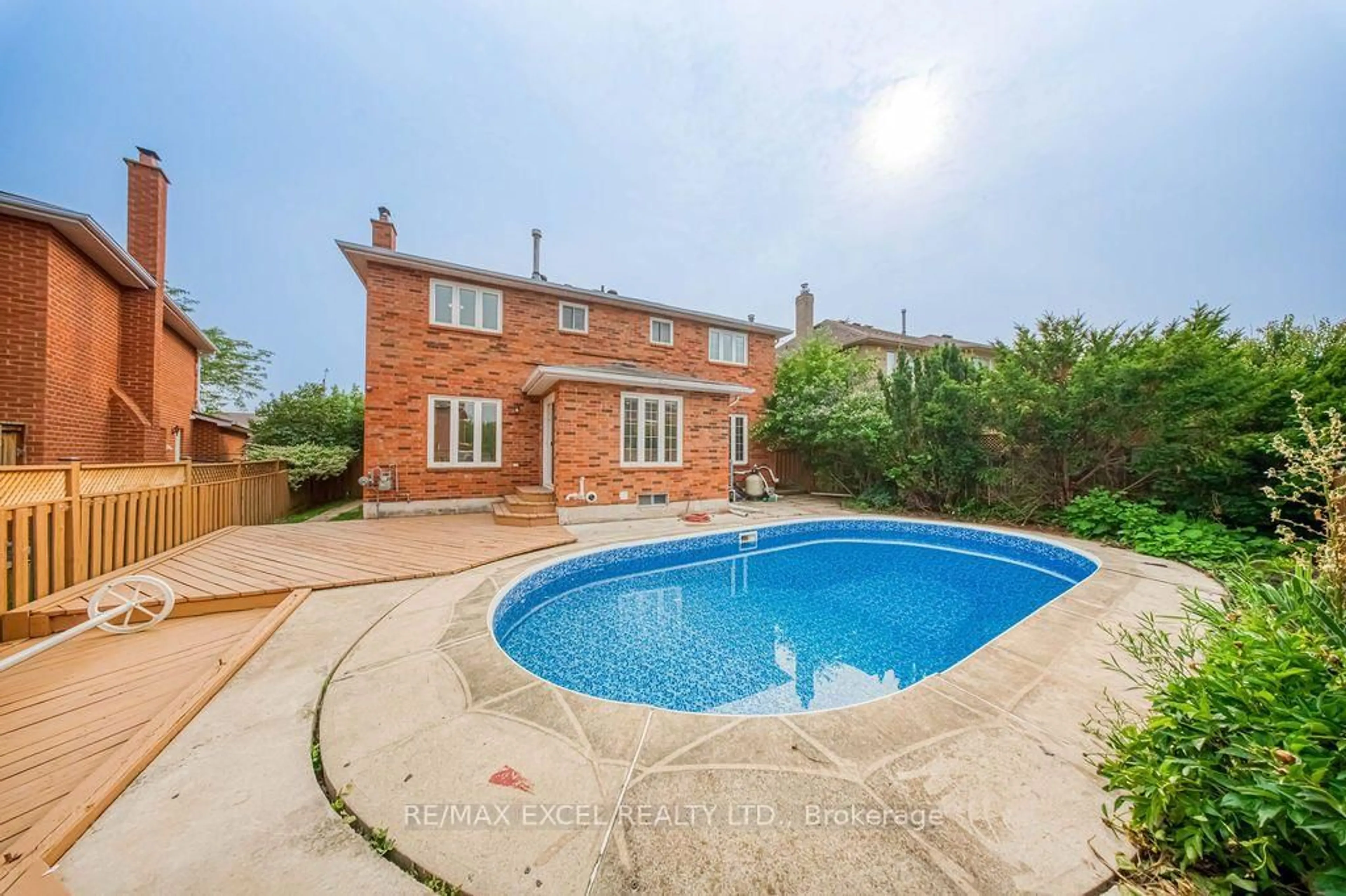 A pic from outside/outdoor area/front of a property/back of a property/a pic from drone, unknown for 2105 Oakmead Blvd, Oakville Ontario L6H 5C2