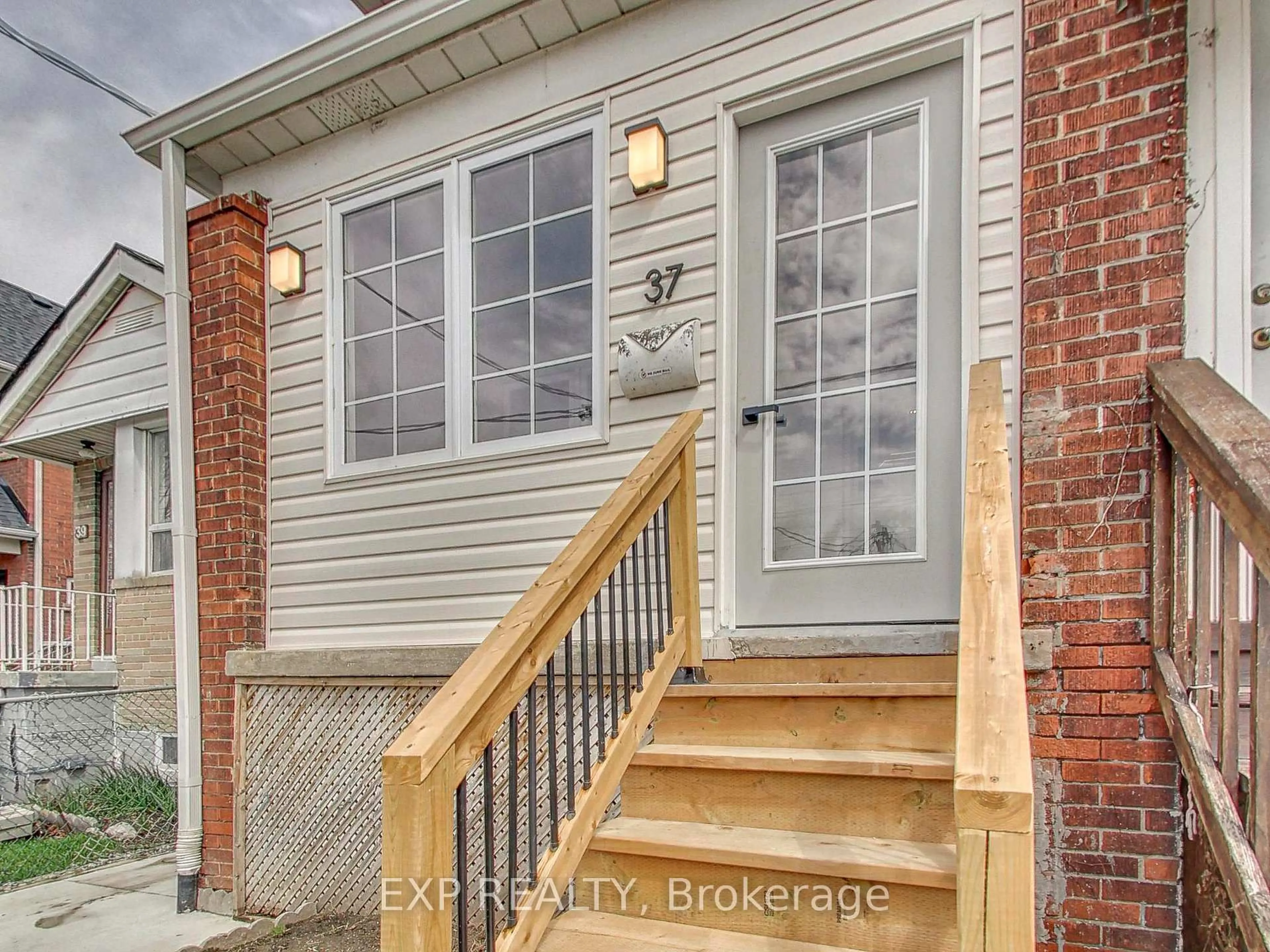 Unknown for 37 Gilbert Ave, Toronto Ontario M6E 4W2