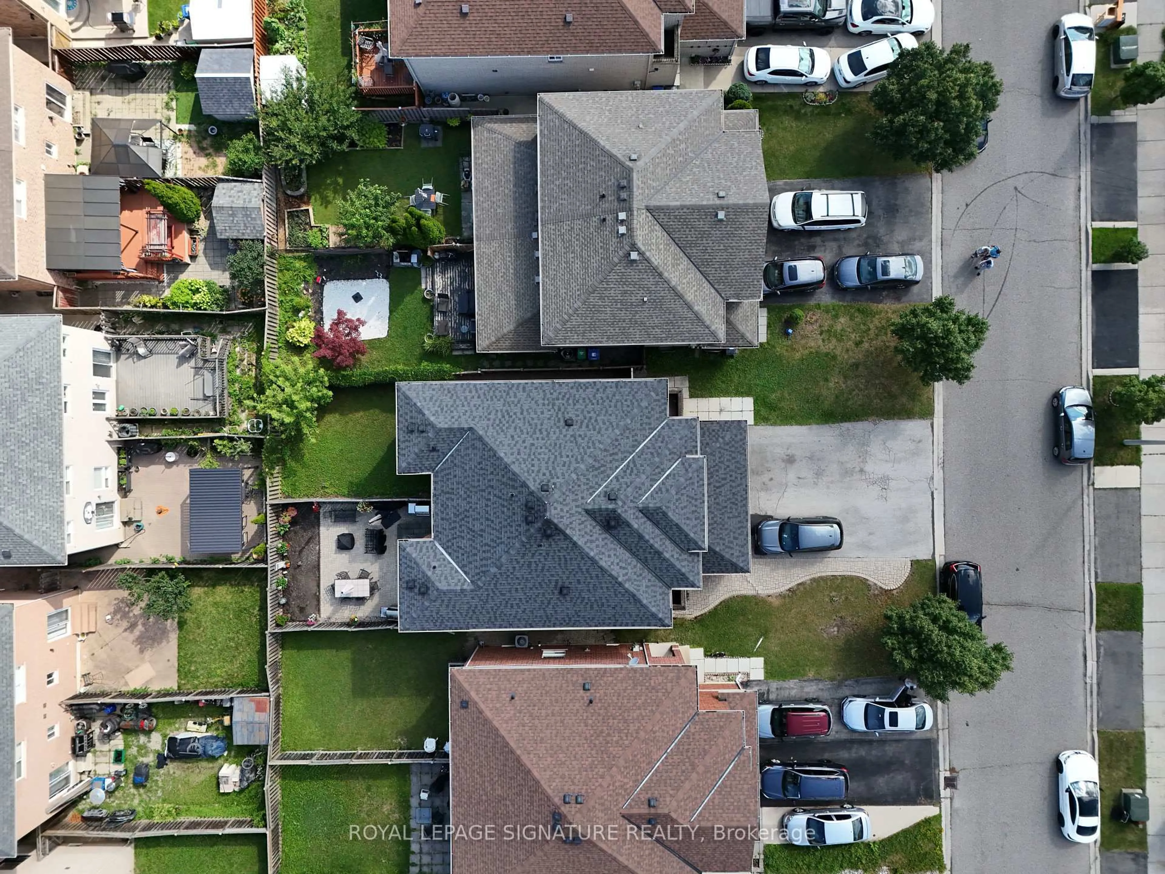 A pic from outside/outdoor area/front of a property/back of a property/a pic from drone, street for 3321 Raindance Cres, Mississauga Ontario L5N 8L7