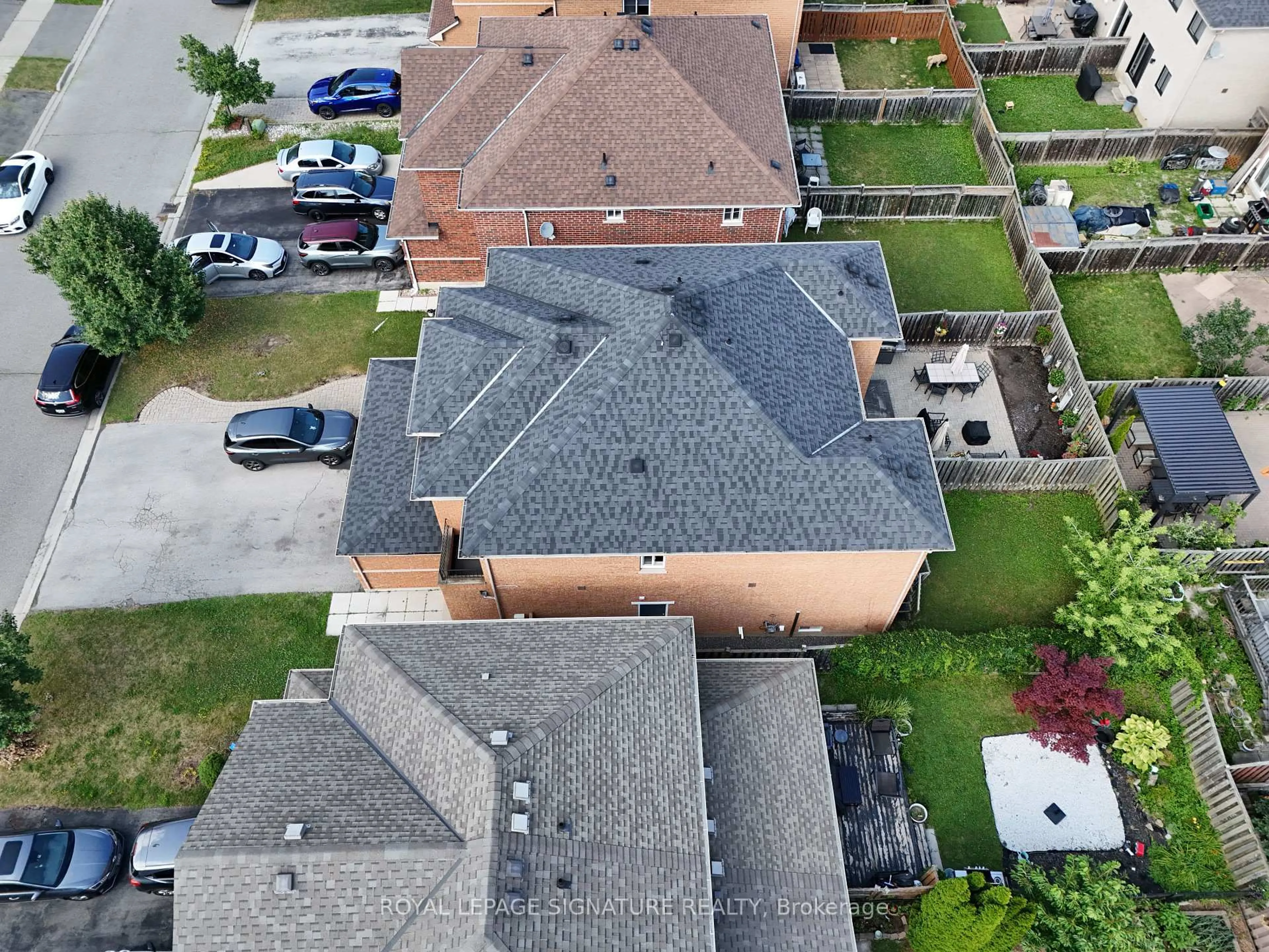 A pic from outside/outdoor area/front of a property/back of a property/a pic from drone, street for 3321 Raindance Cres, Mississauga Ontario L5N 8L7