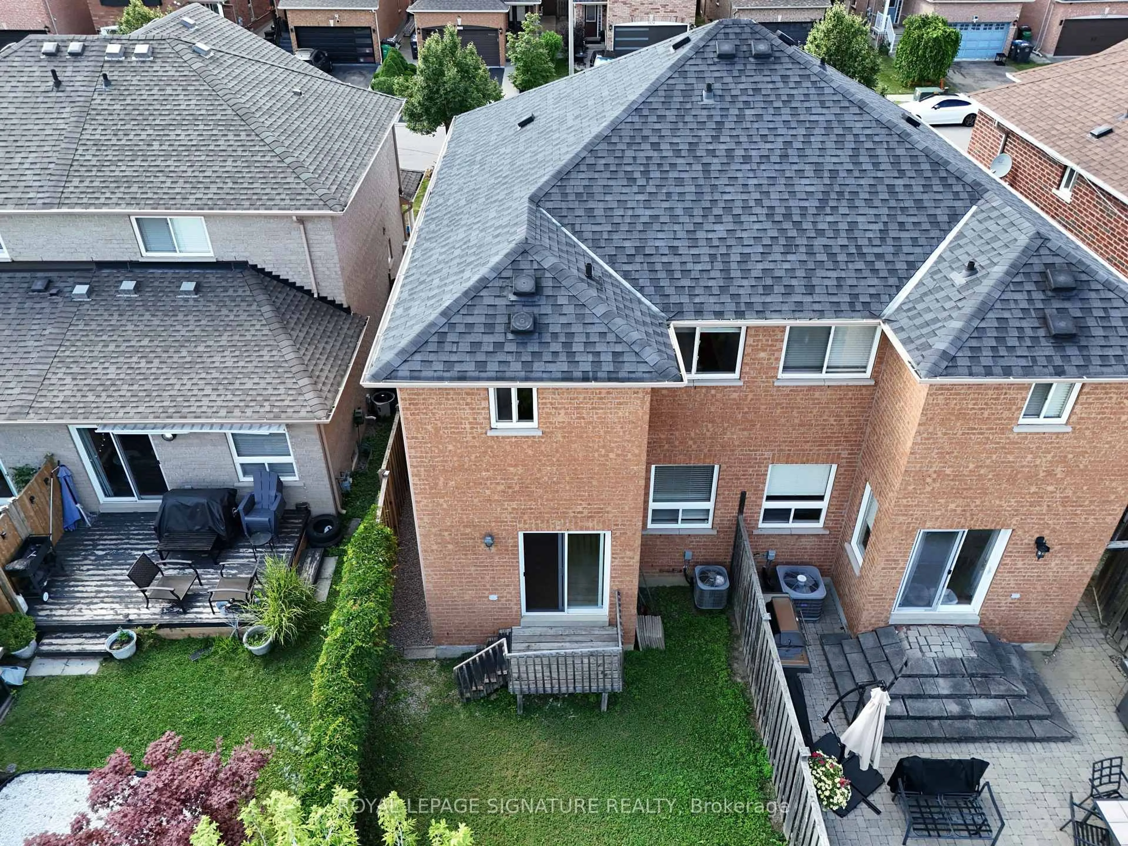 A pic from outside/outdoor area/front of a property/back of a property/a pic from drone, unknown for 3321 Raindance Cres, Mississauga Ontario L5N 8L7