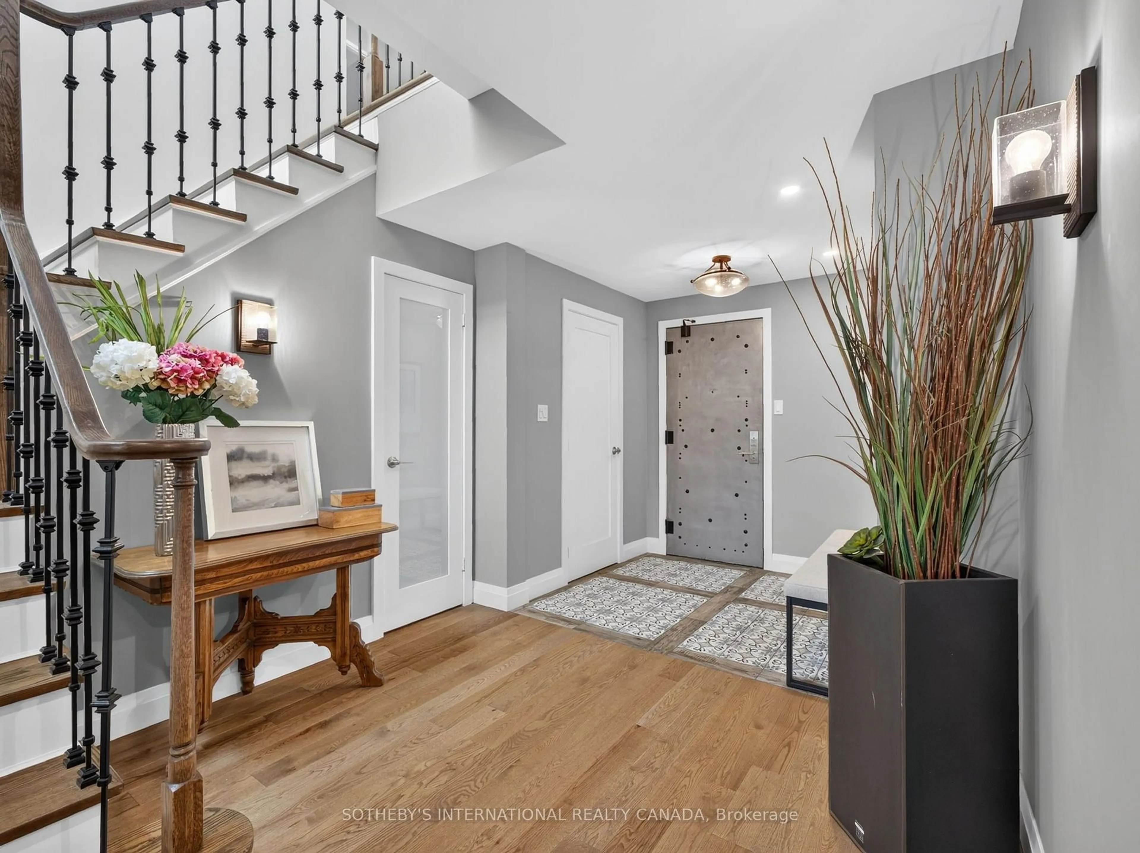 Indoor entryway for 1400 Dixie Rd #1510, Mississauga Ontario L5E 3E1