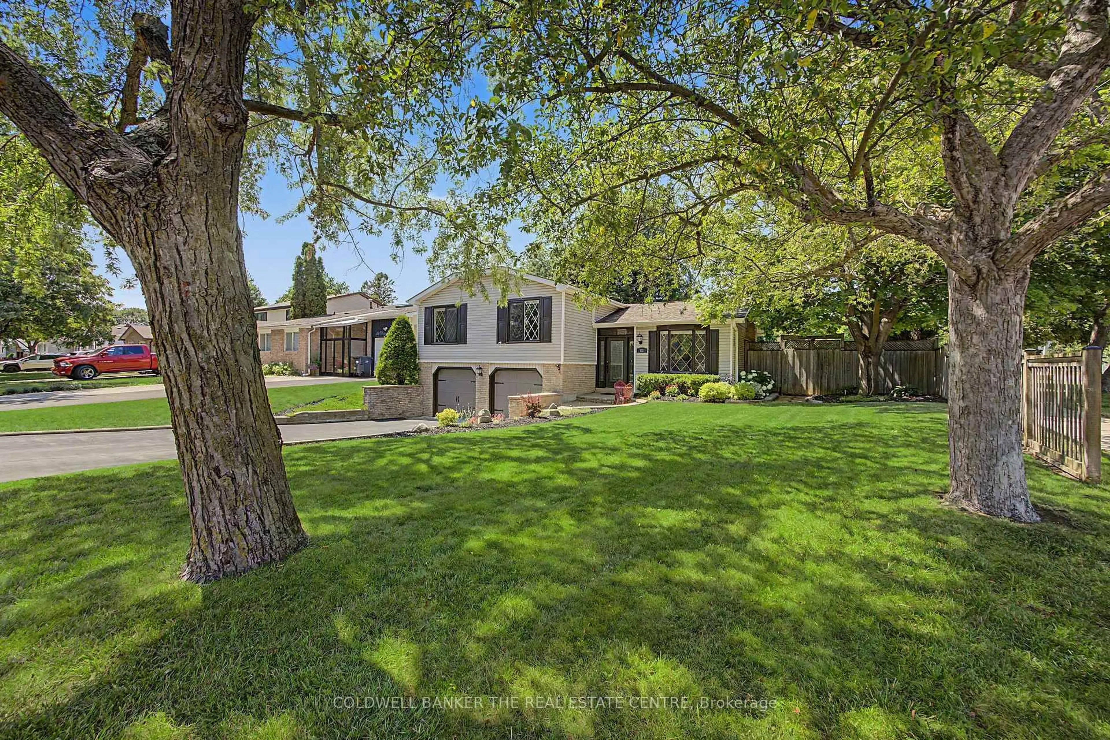 A pic from outside/outdoor area/front of a property/back of a property/a pic from drone, street for 85 Wright Cres, Caledon Ontario L7E 3X6
