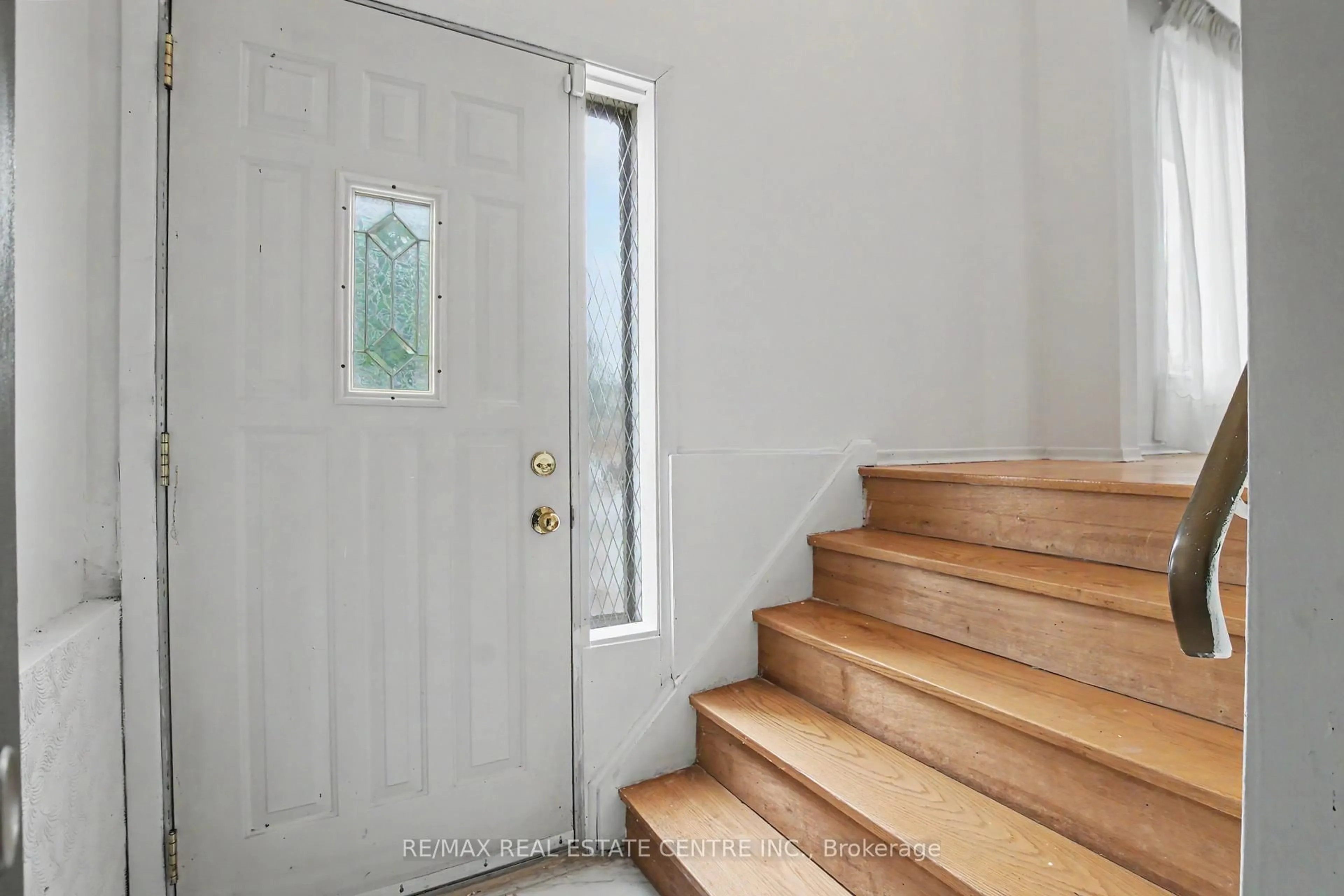 Indoor entryway for 396 Pinemeadow Ave, Mississauga Ontario L5B 2J9