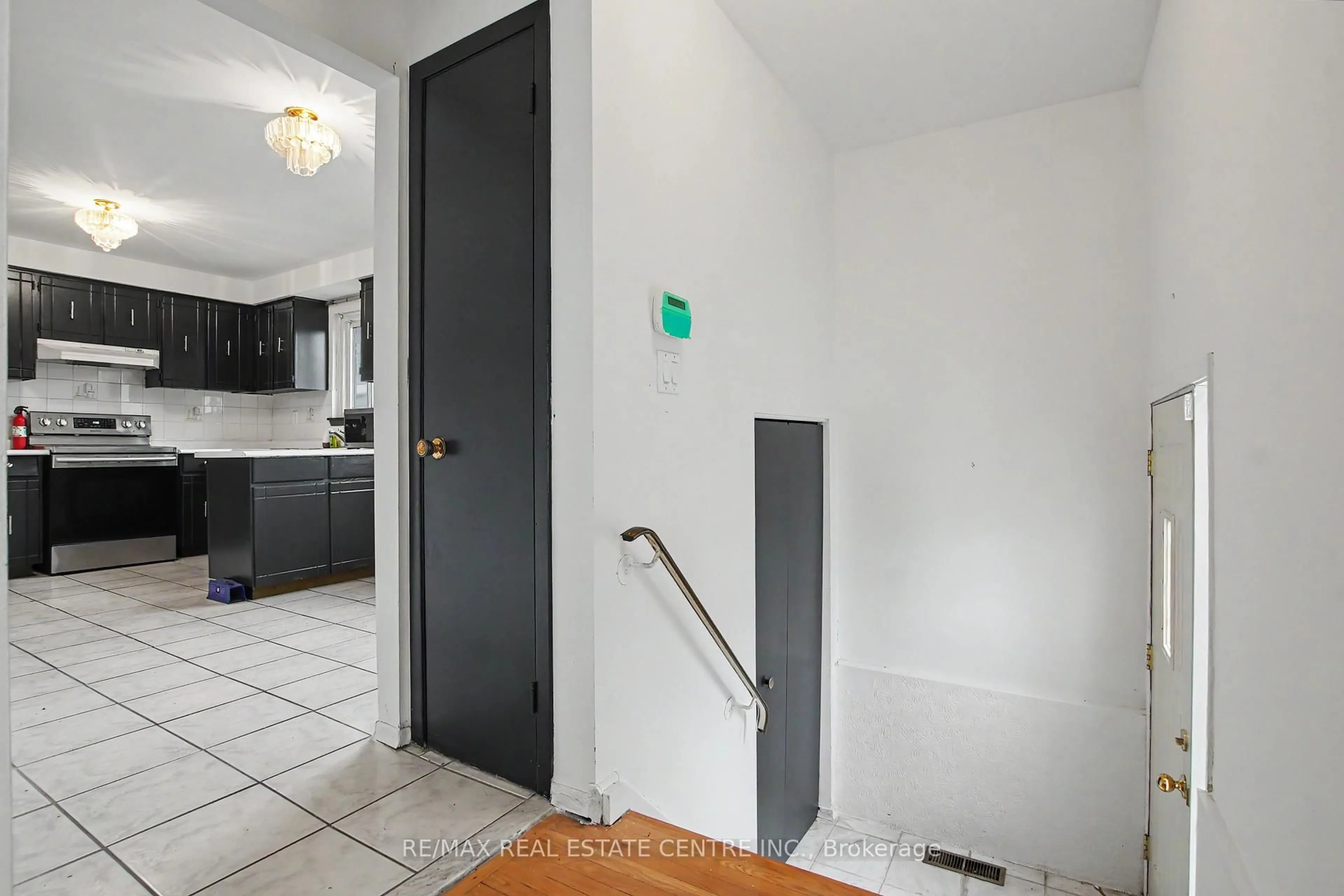 Indoor entryway for 396 Pinemeadow Ave, Mississauga Ontario L5B 2J9