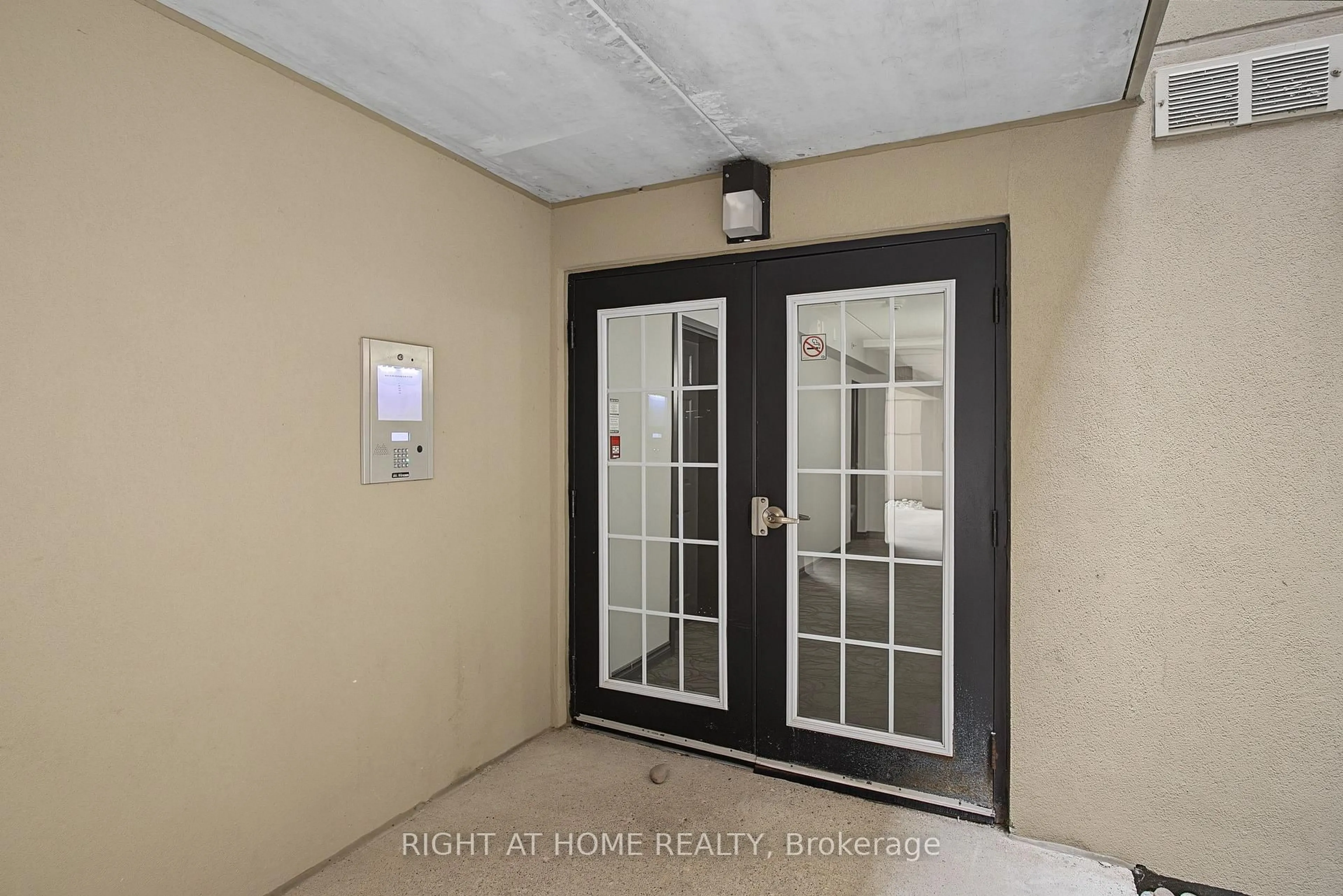 Indoor entryway for 1491 Maple Ave #111, Milton Ontario L9T 0B8