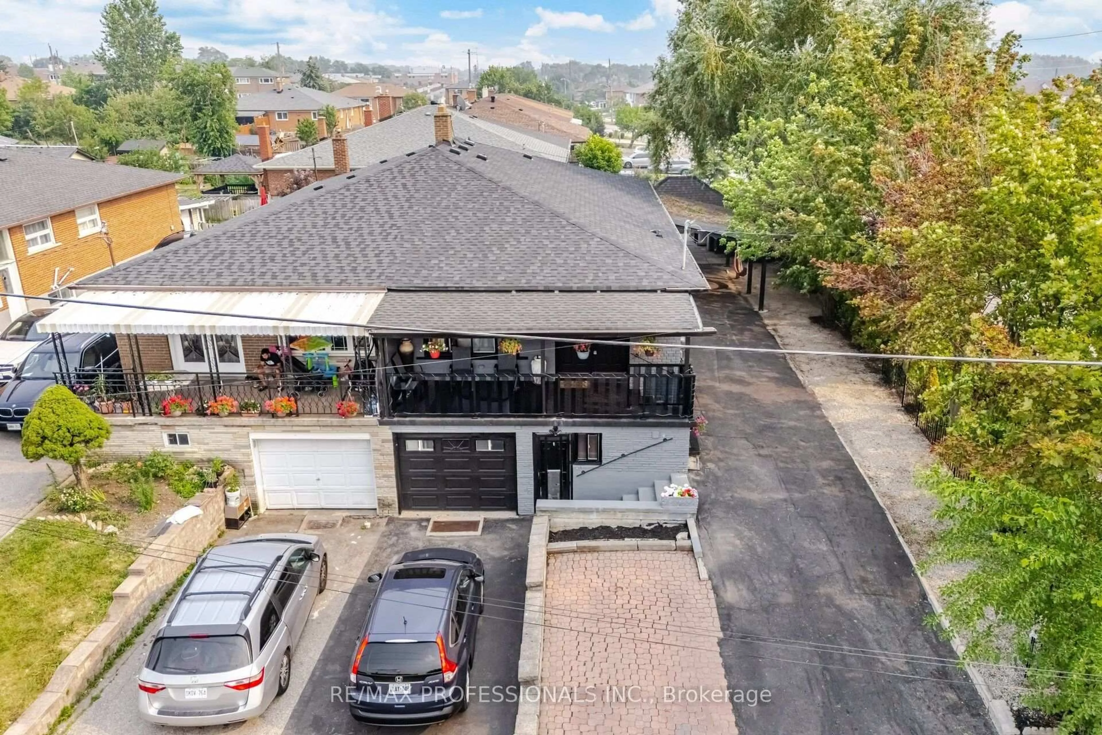 A pic from outside/outdoor area/front of a property/back of a property/a pic from drone, street for 50 Cobb Ave, Toronto Ontario M3L 2A3