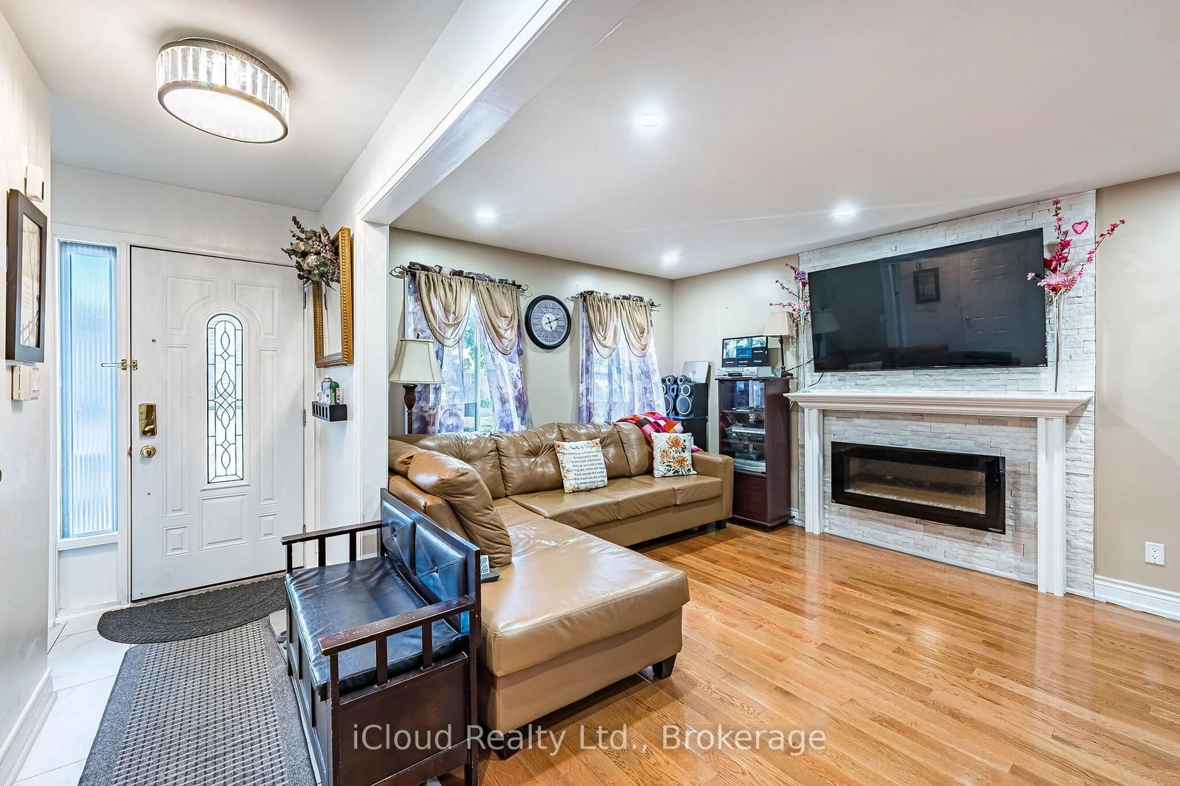 Living room with furniture, unknown for 135 Autumn Glen Circ, Toronto Ontario M9W 6B3