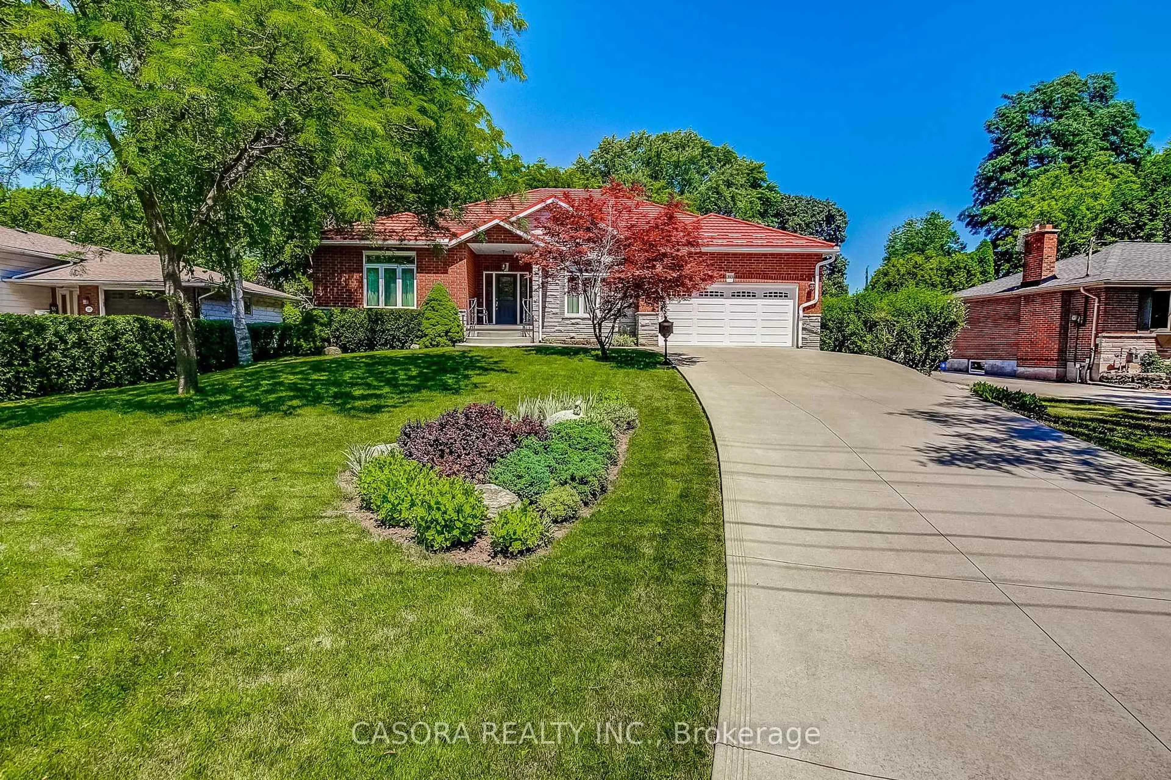 A pic from outside/outdoor area/front of a property/back of a property/a pic from drone, street for 393 Henderson Rd, Burlington Ontario L7L 2P6