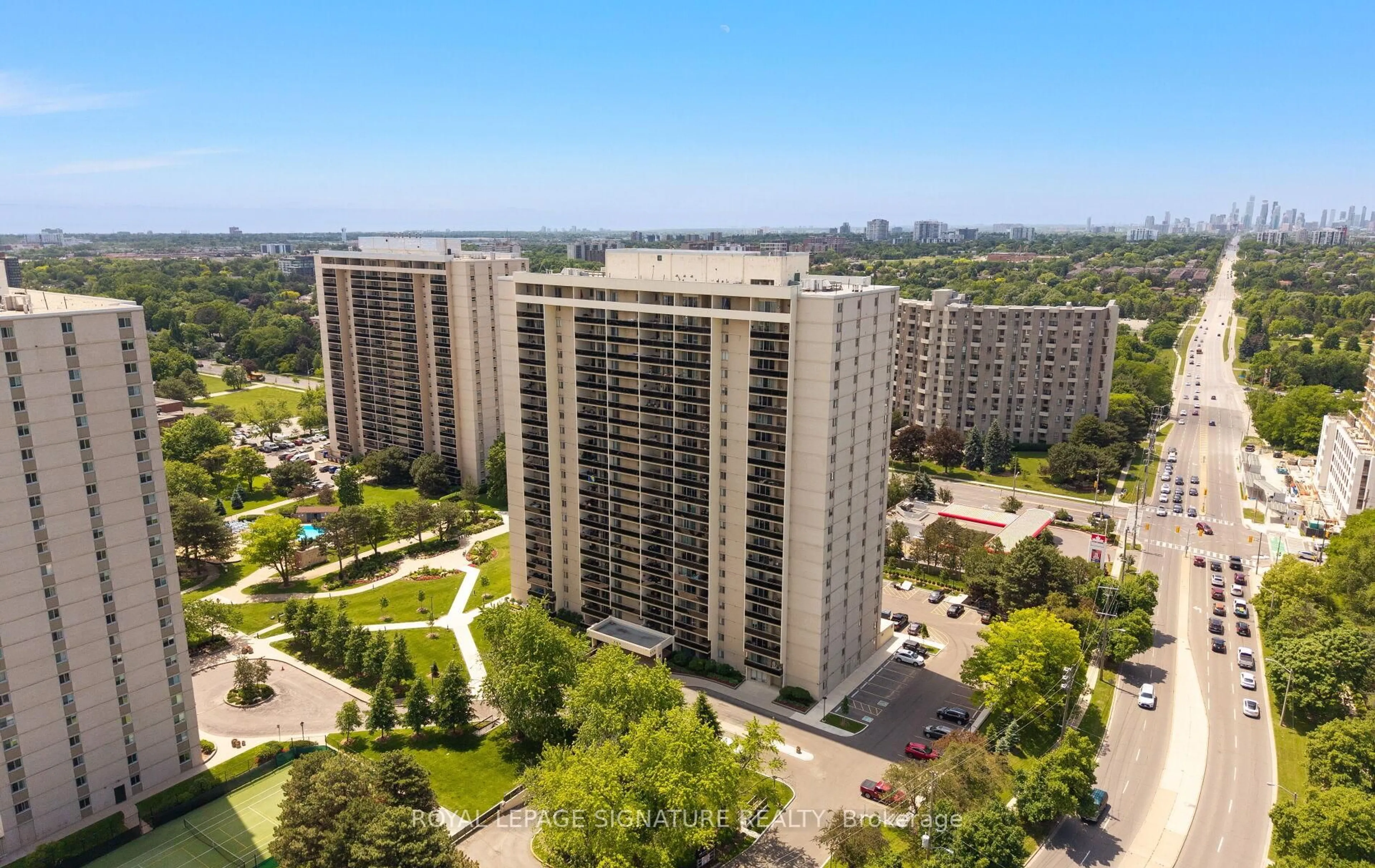 A pic from outside/outdoor area/front of a property/back of a property/a pic from drone, city buildings view from balcony for 820 Burnhamthorpe Rd #606, Toronto Ontario M9C 4W2