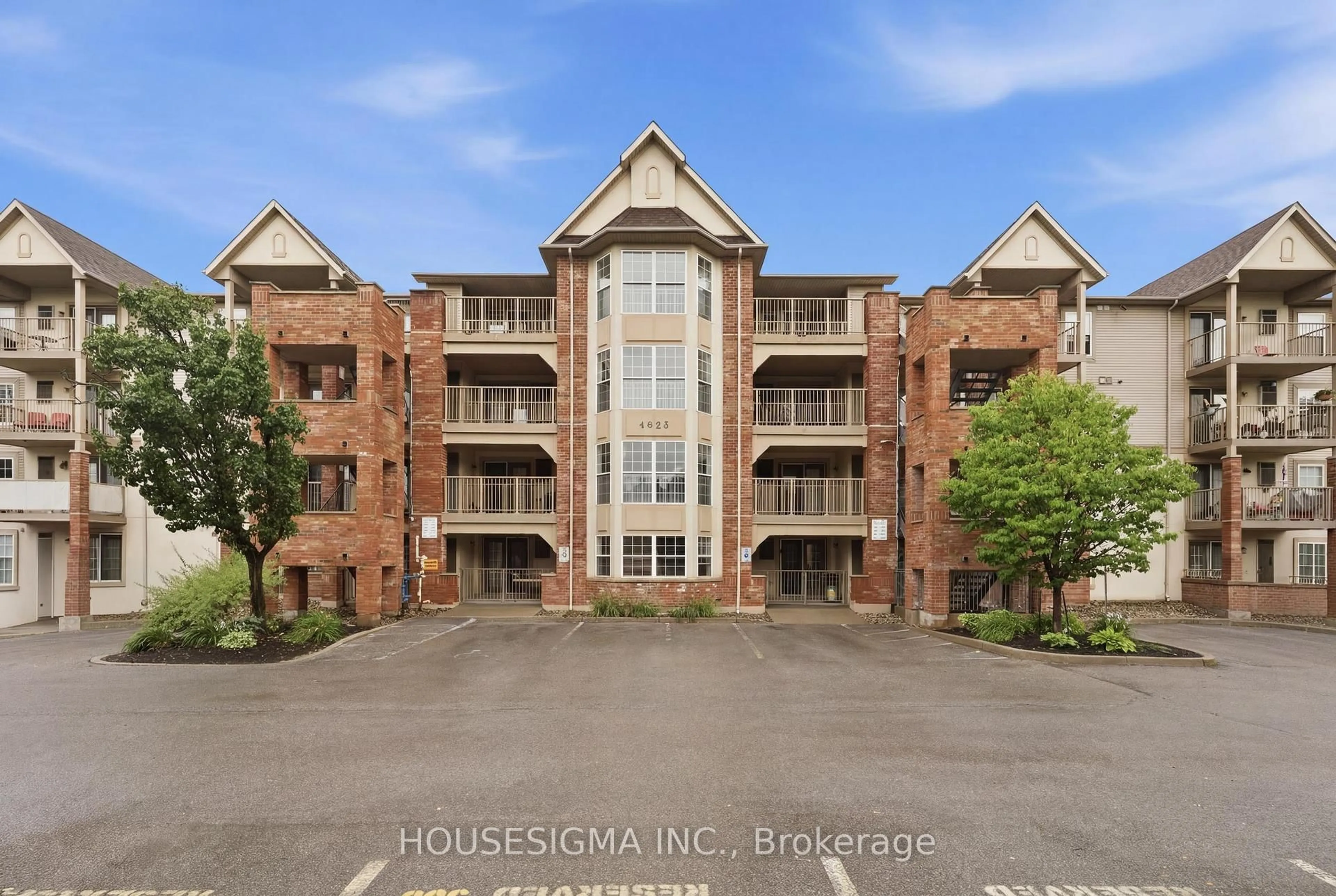 A pic from outside/outdoor area/front of a property/back of a property/a pic from drone, building for 4025 Kilmer Dr #203, Burlington Ontario L7M 4M5