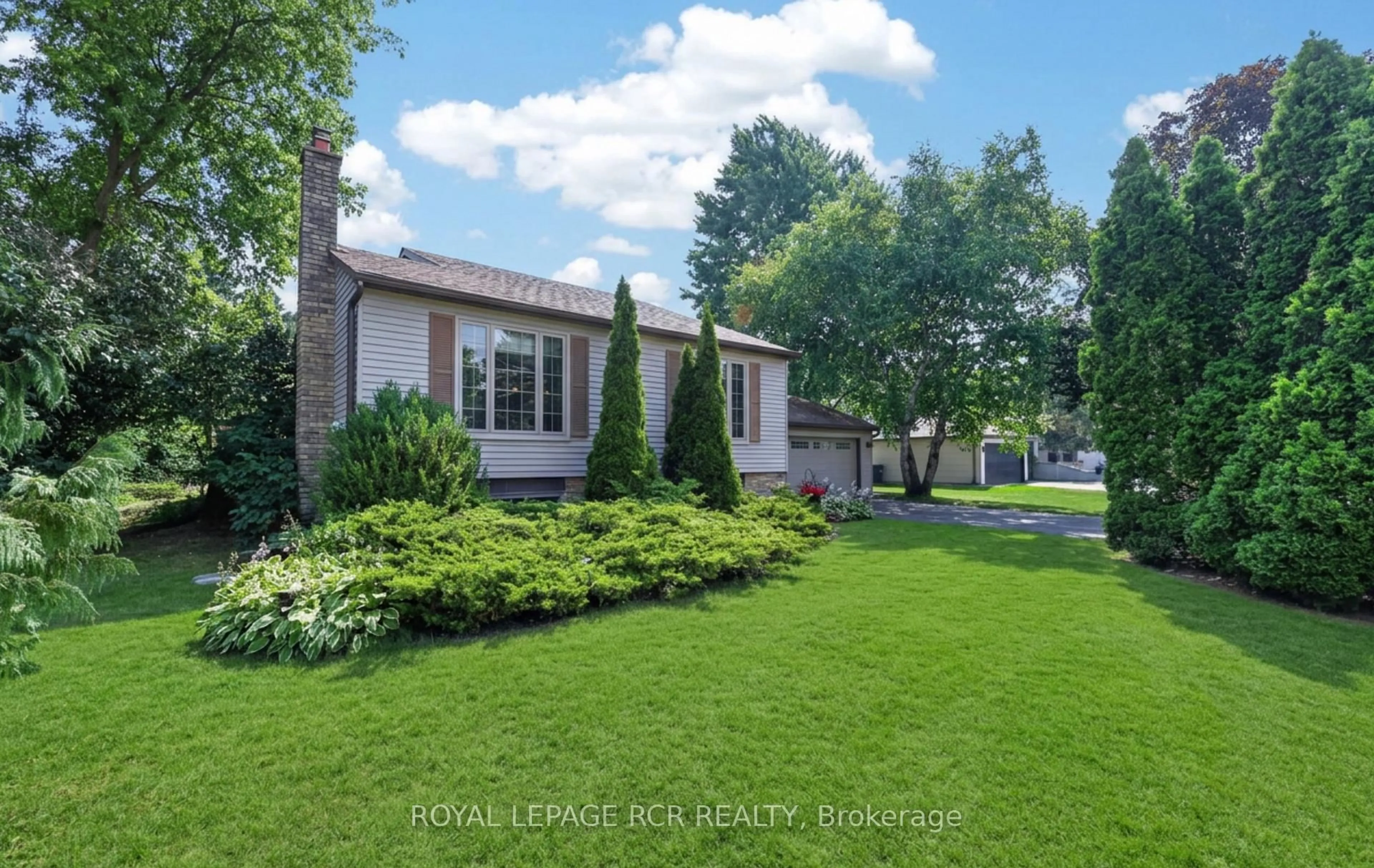 A pic from outside/outdoor area/front of a property/back of a property/a pic from drone, street for 60 Holmes Dr, Caledon Ontario L7K 0A7