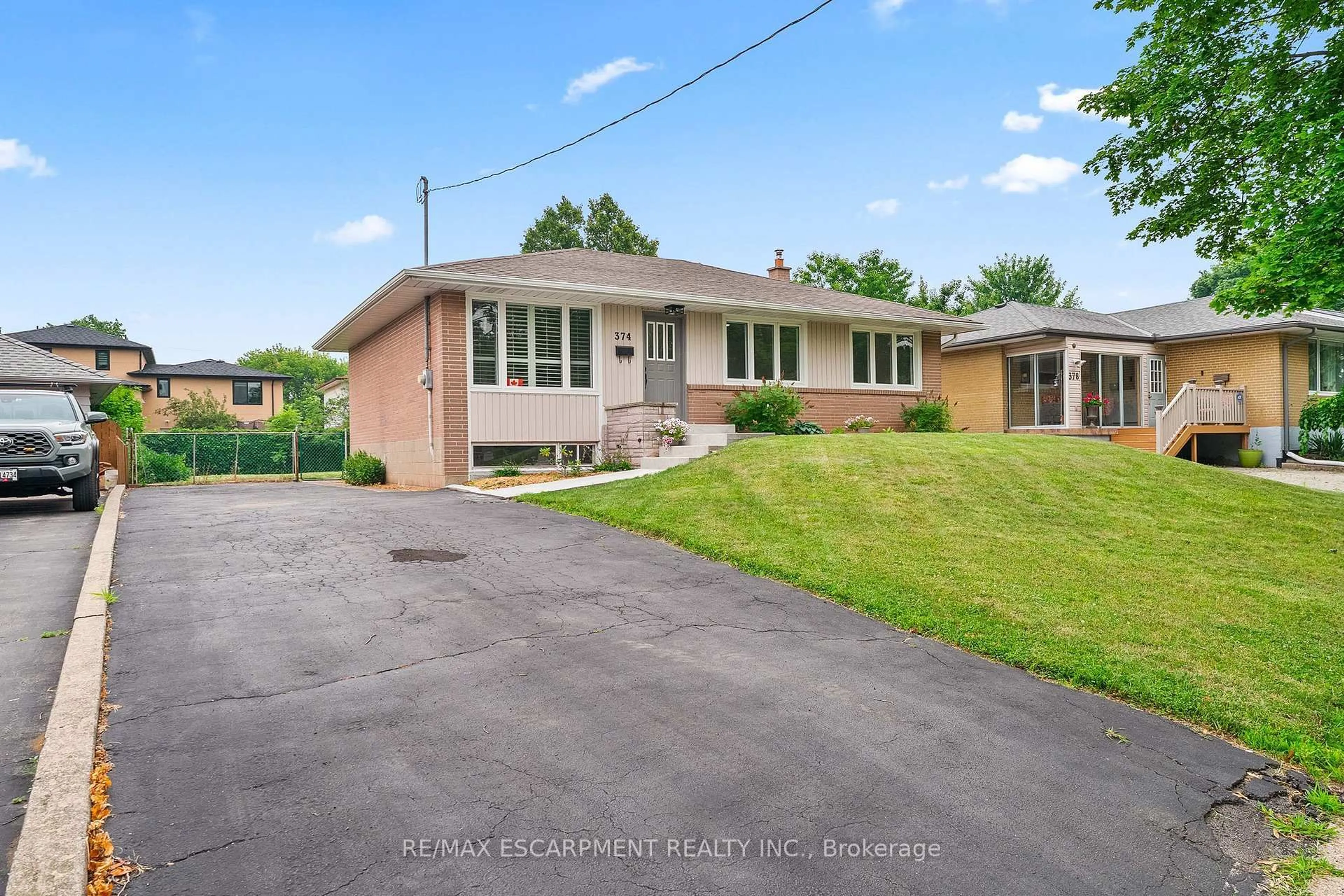 A pic from outside/outdoor area/front of a property/back of a property/a pic from drone, street for 374 ST. AUGUSTINE Dr, Oakville Ontario L6K 3E9