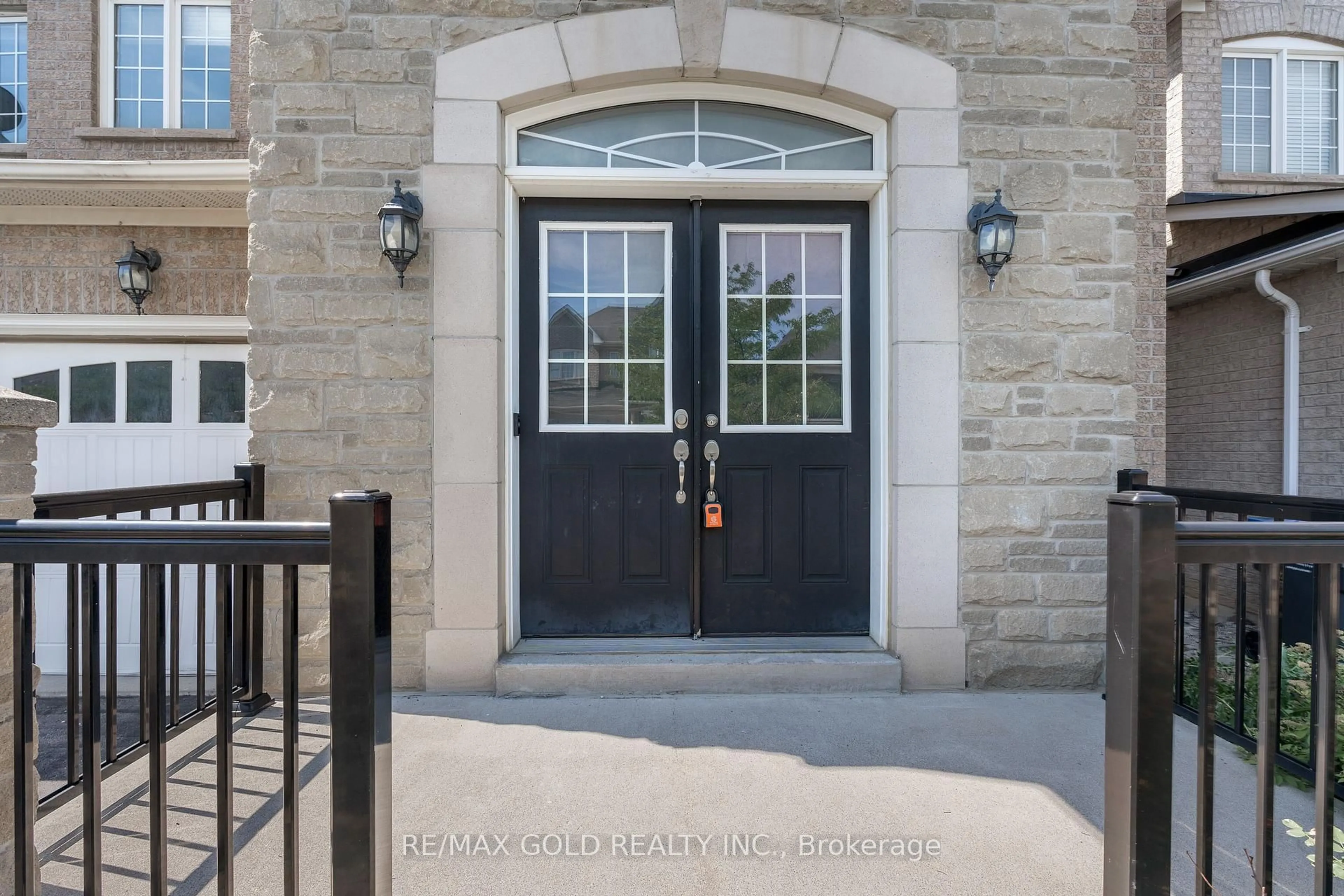 Indoor entryway for 99 Watsonbrook Dr, Brampton Ontario L6R 0R5