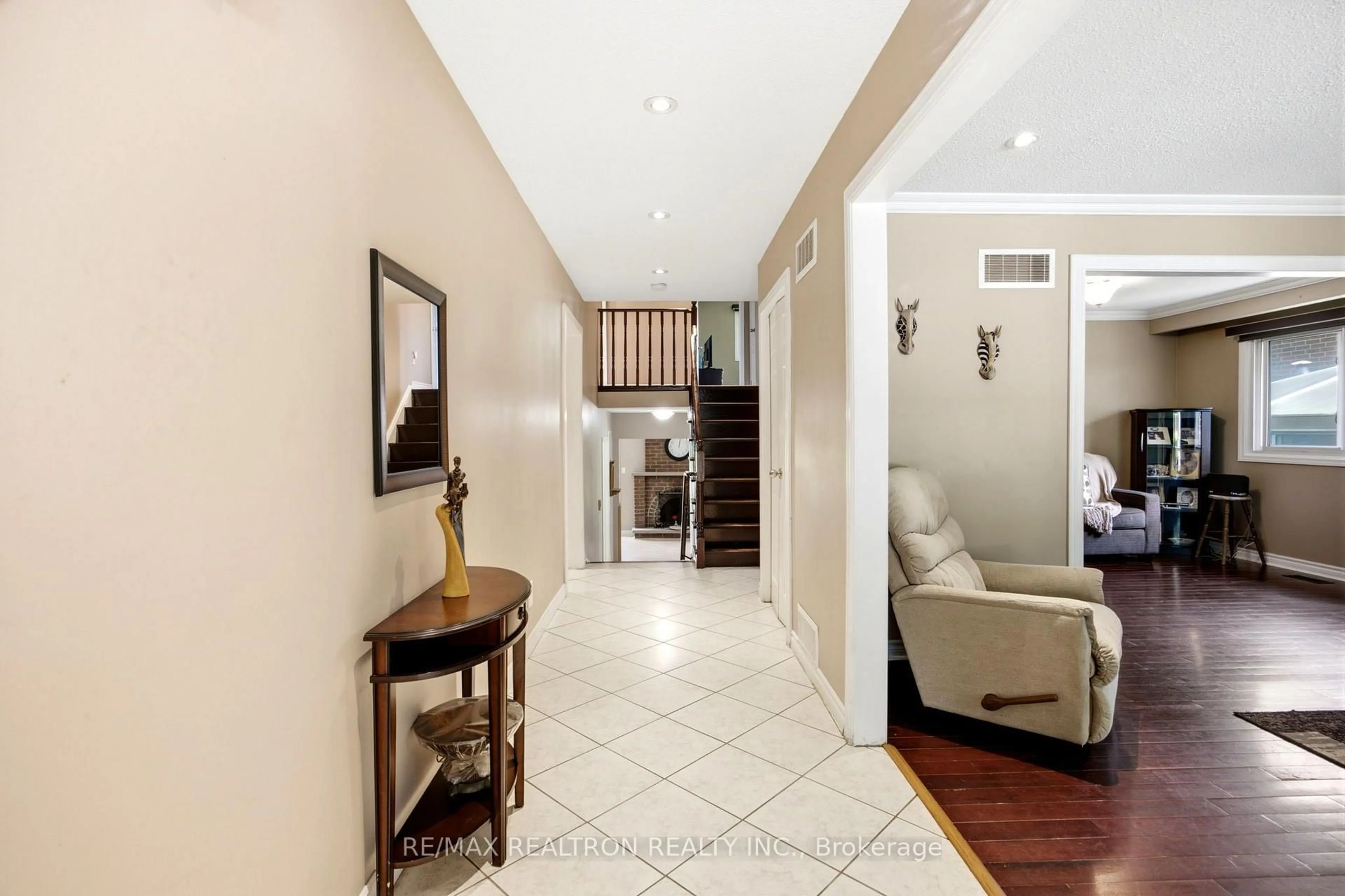 Indoor entryway for 1199 Melton Dr, Mississauga Ontario L4Y 4A9
