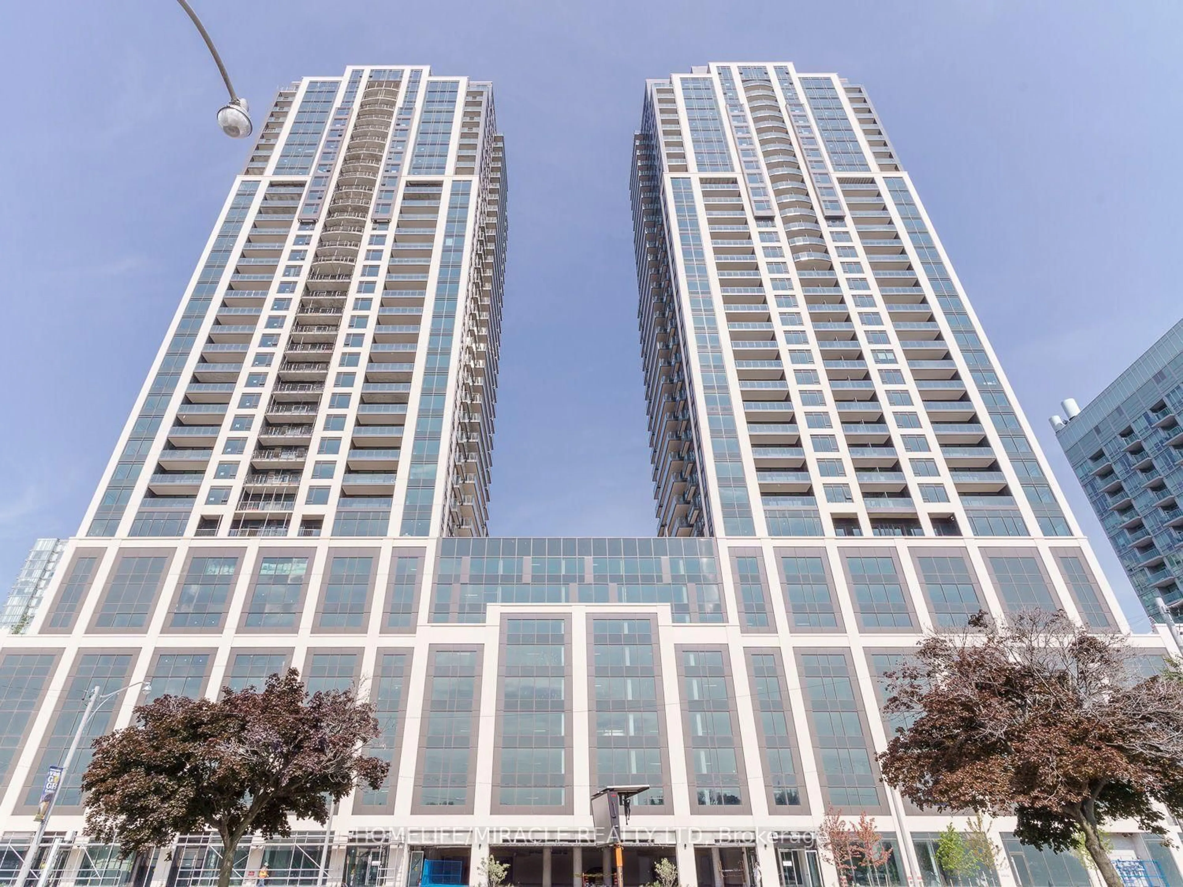 Indoor foyer for 1926 Lakeshore Blvd #1701, Toronto Ontario M6S 1A1