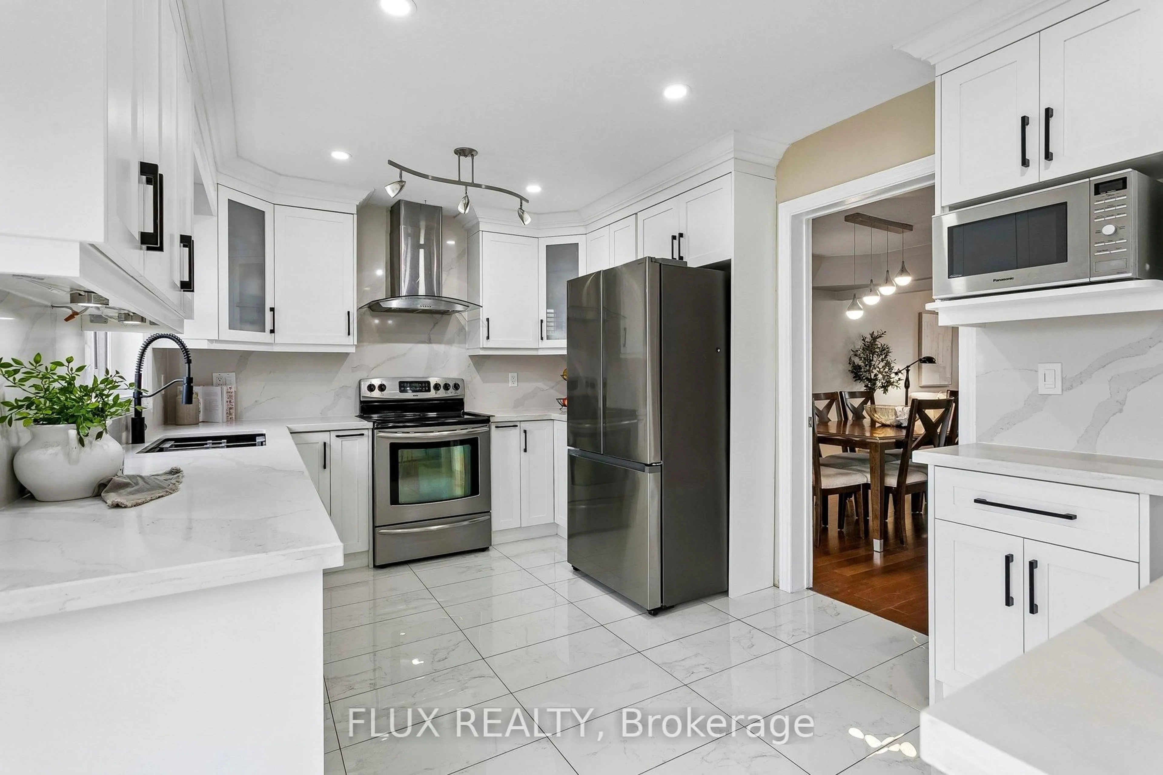 Open concept kitchen, ceramic/tile floor for 6769 Gracefield Dr, Mississauga Ontario L5N 6T5