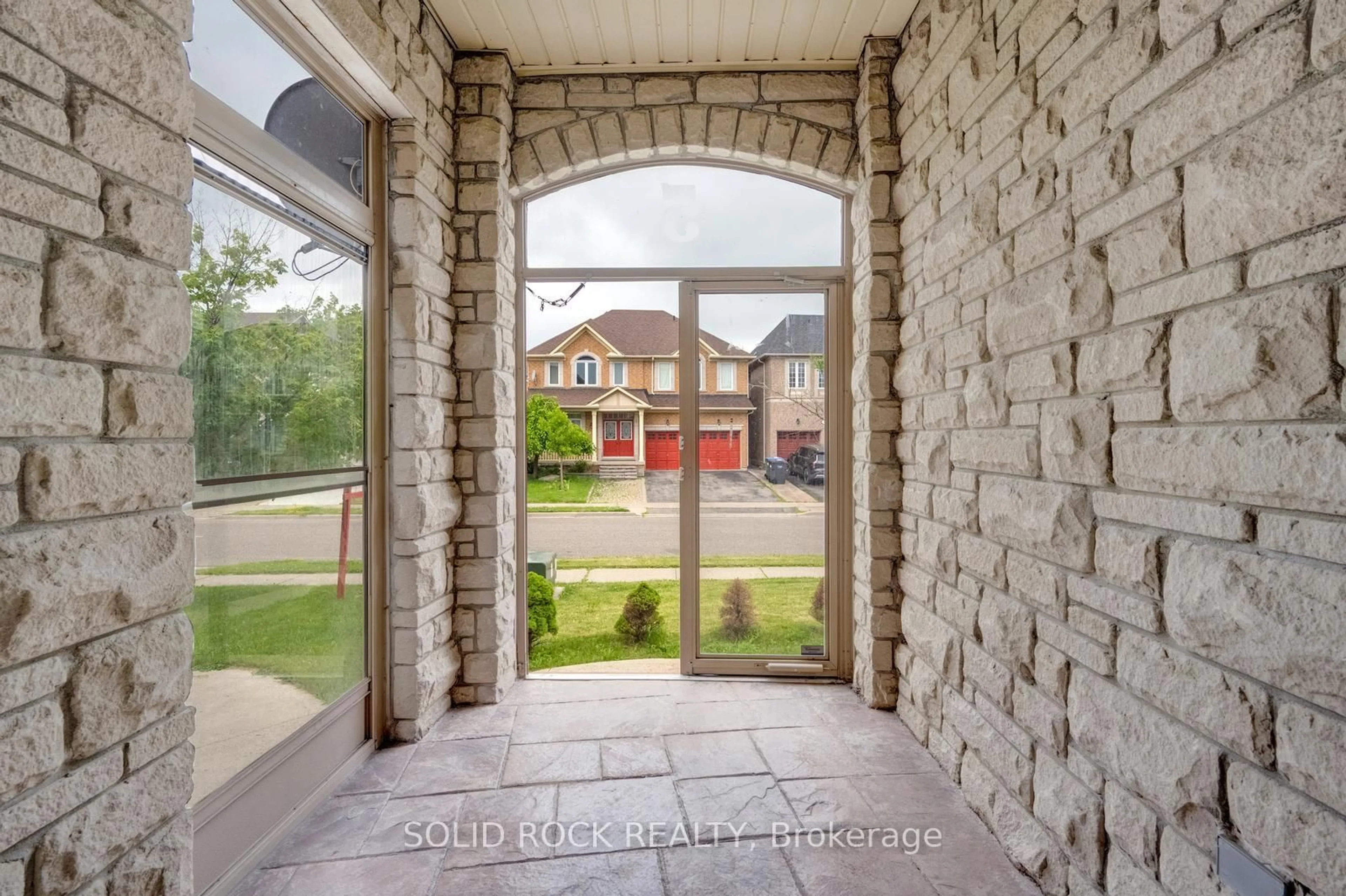 Indoor entryway for 5 Freshspring Dr, Brampton Ontario L6R 3H6