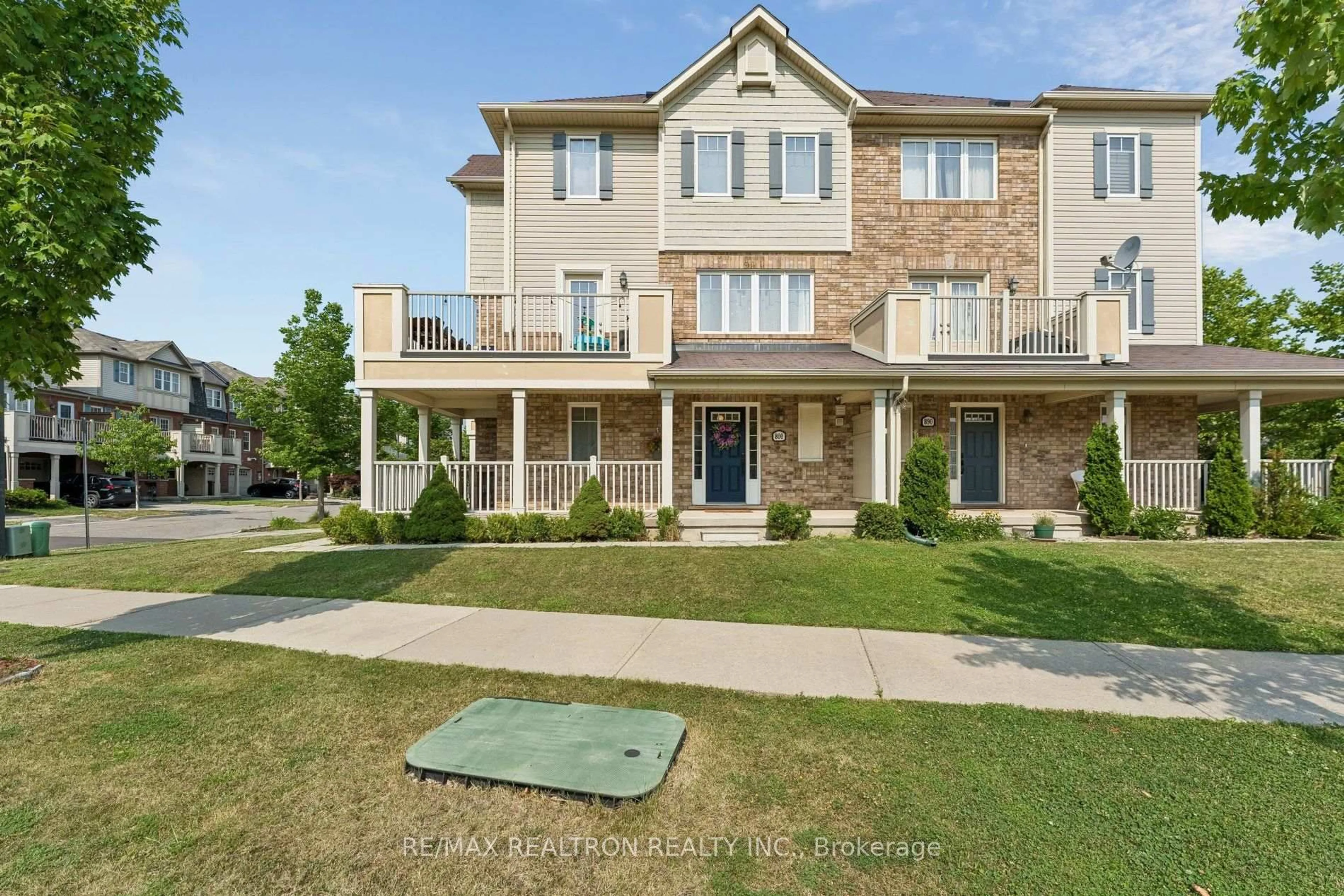 A pic from outside/outdoor area/front of a property/back of a property/a pic from drone, street for 800 Fowles Crt, Milton Ontario L9T 0Z8