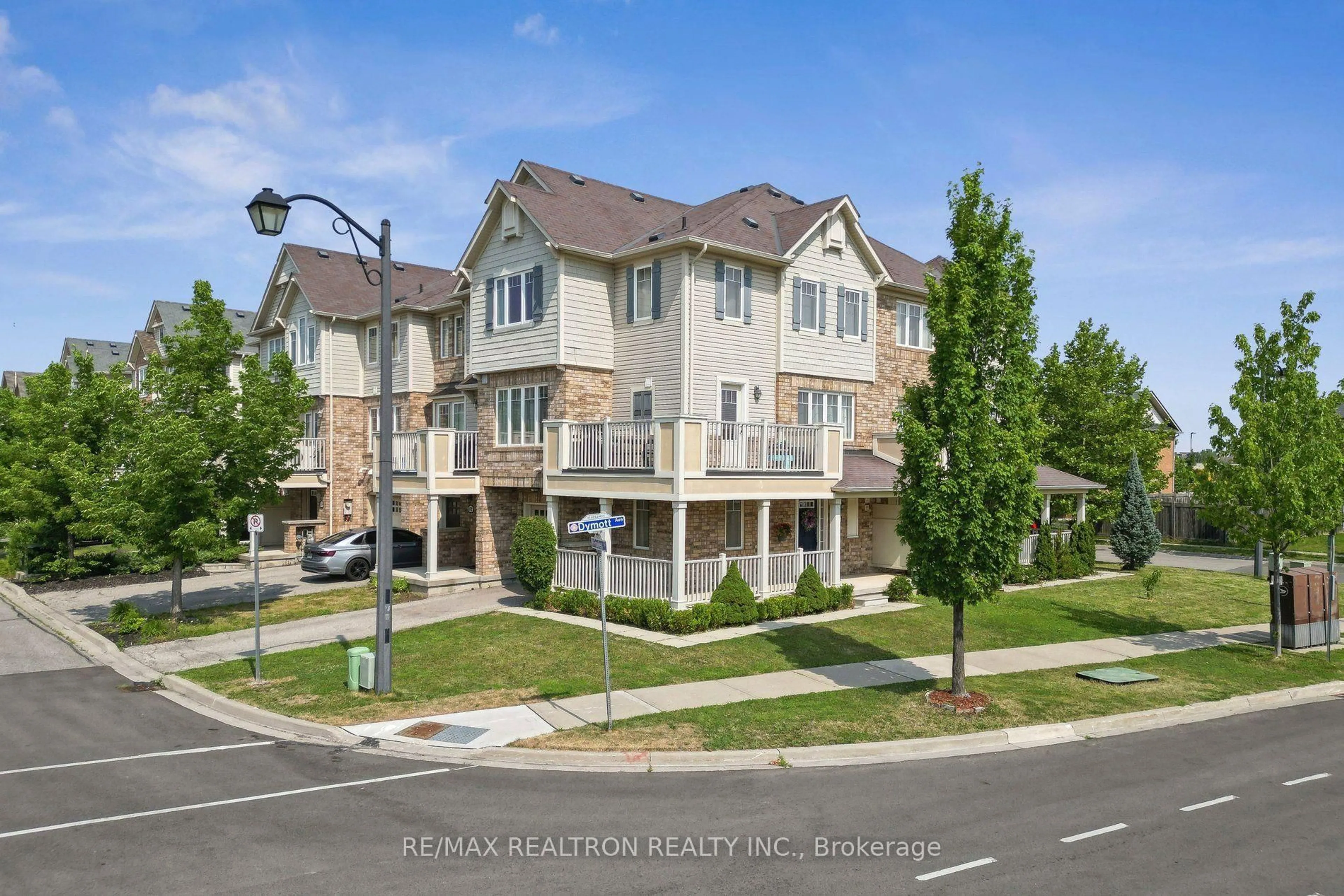 A pic from outside/outdoor area/front of a property/back of a property/a pic from drone, street for 800 Fowles Crt, Milton Ontario L9T 0Z8