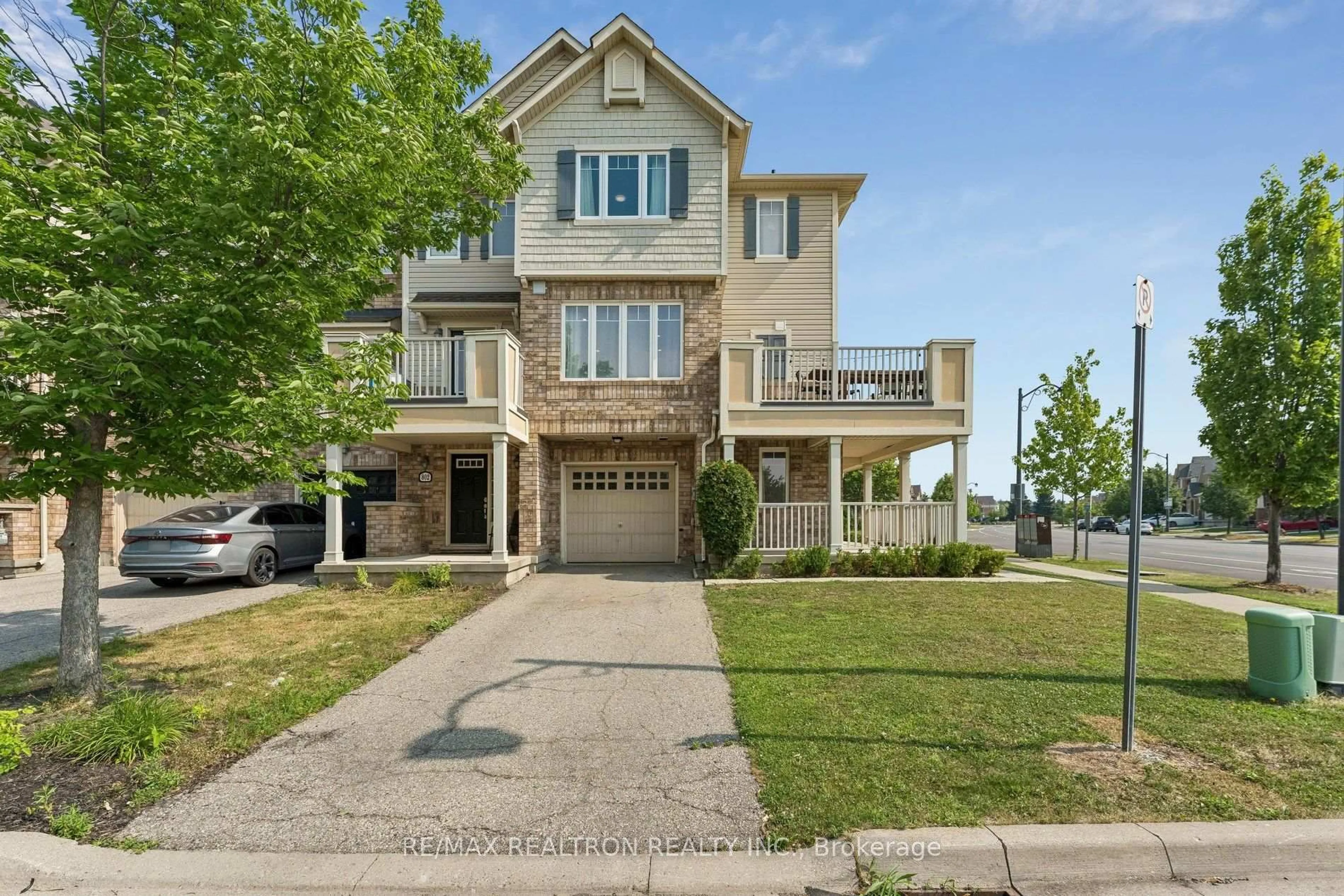 Home with brick exterior material, street for 800 Fowles Crt, Milton Ontario L9T 0Z8